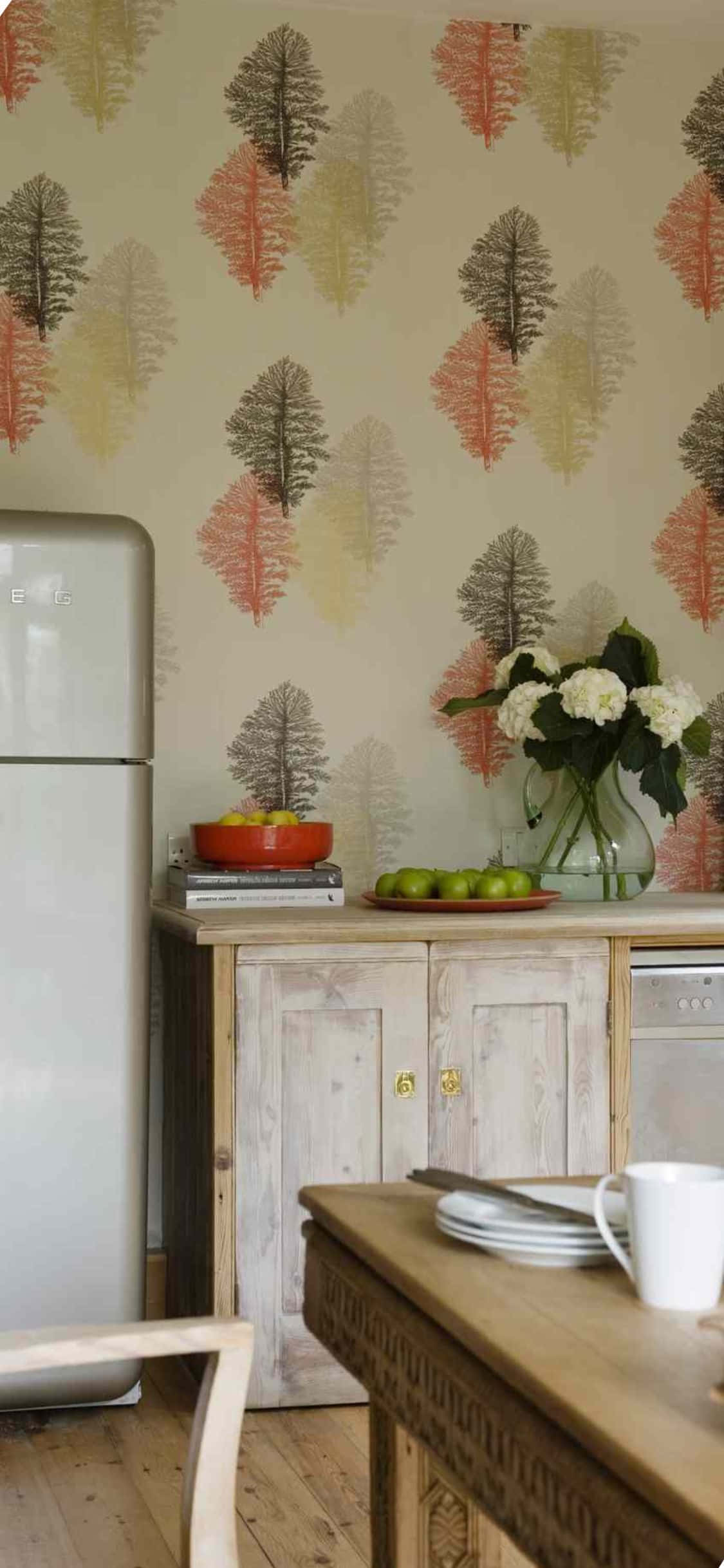 Kitchen Design 桌布 壁紙 — 一個舒適的廚房，配有鄉村風格的木製家具和帶有秋色風格化樹木圖案的壁紙。