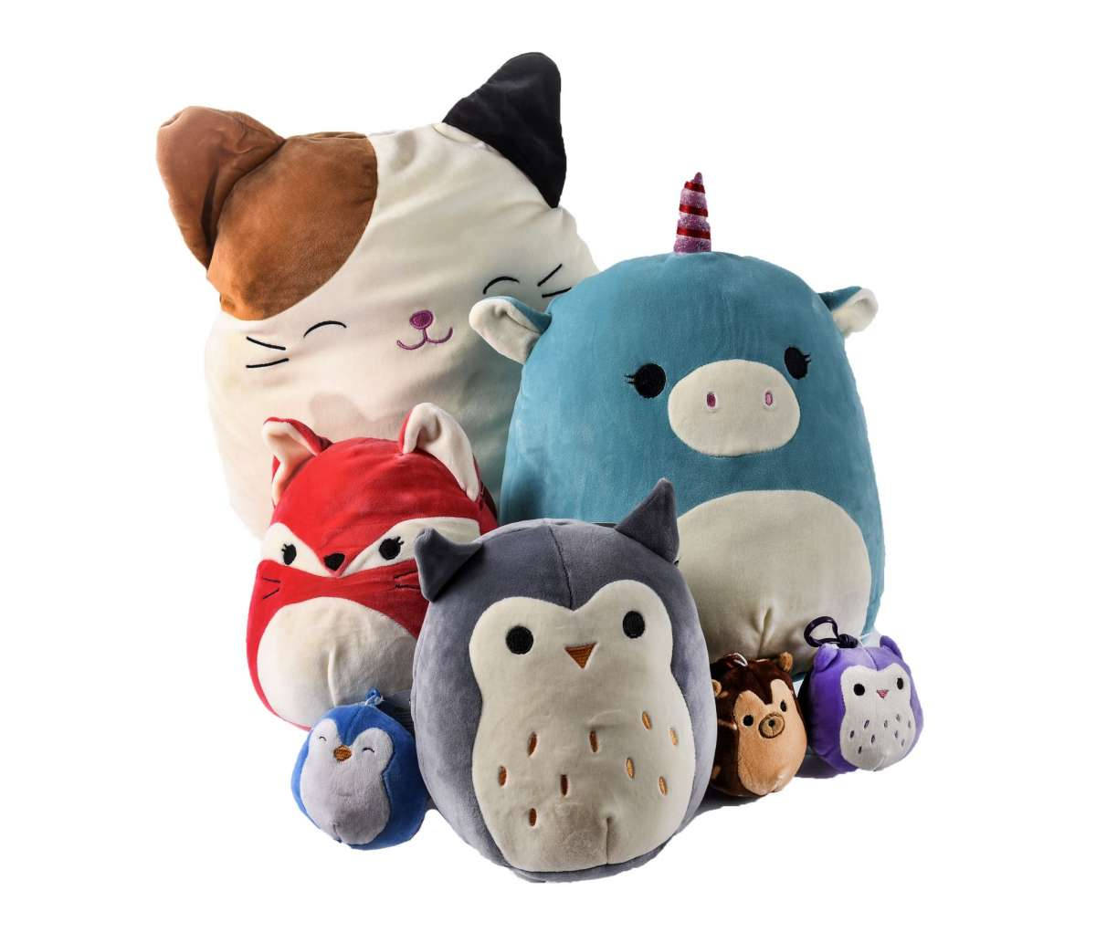 一組柔軟的毛絨動物玩具，包括貓、狐狸、貓頭鷹和獨角獸。 — Squishmallows 壁紙