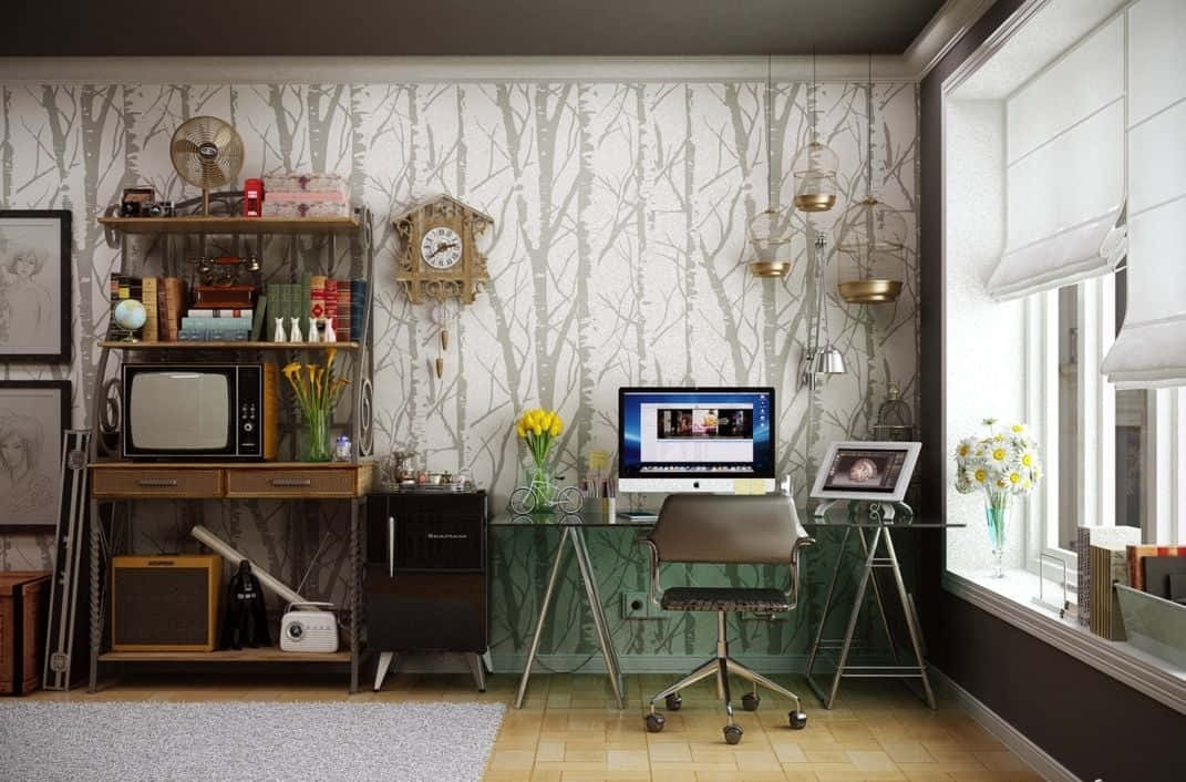 Working From Home 桌布 壁紙 — 一個舒適的復古家庭辦公室，配有白樺樹壁紙、復古架子和陽光窗邊的電腦桌。