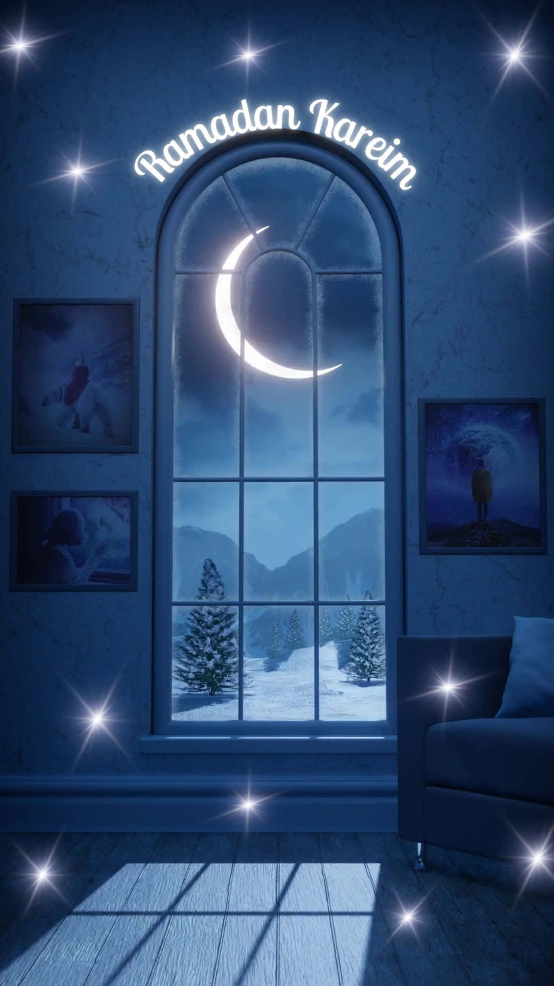 Ramadan Kareim 壁紙 — 一個舒適的房間，有一個大的拱形窗戶，顯示出在發光的彎月下雪覆蓋的山景，上方有「Ramadan Kareem」文字。