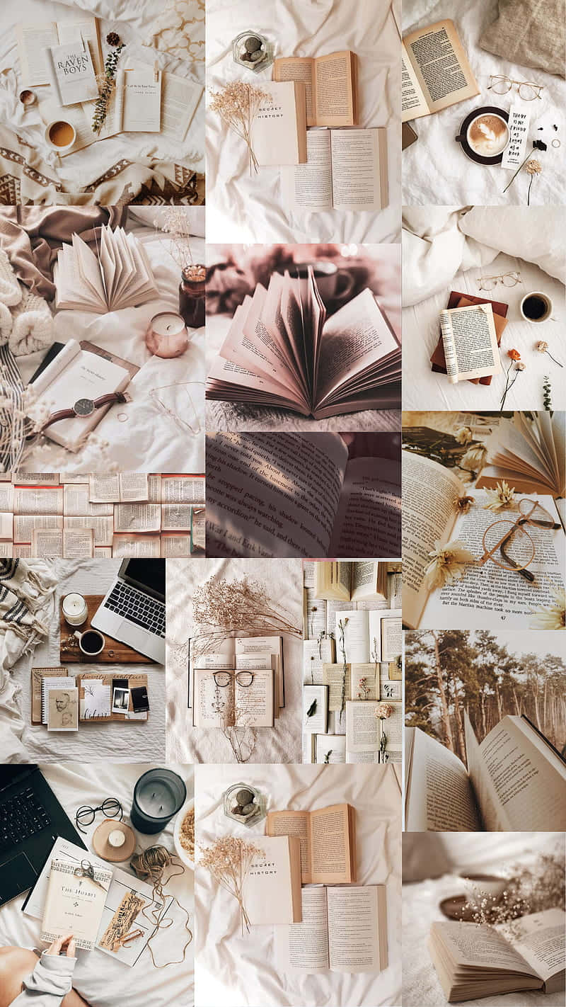Aesthetic Books 桌布 壁紙 — 一個舒適的拼貼畫，包含打開的書本、乾燥花、咖啡杯和筆記本，以溫暖色調排列在柔軟的白色布料上。