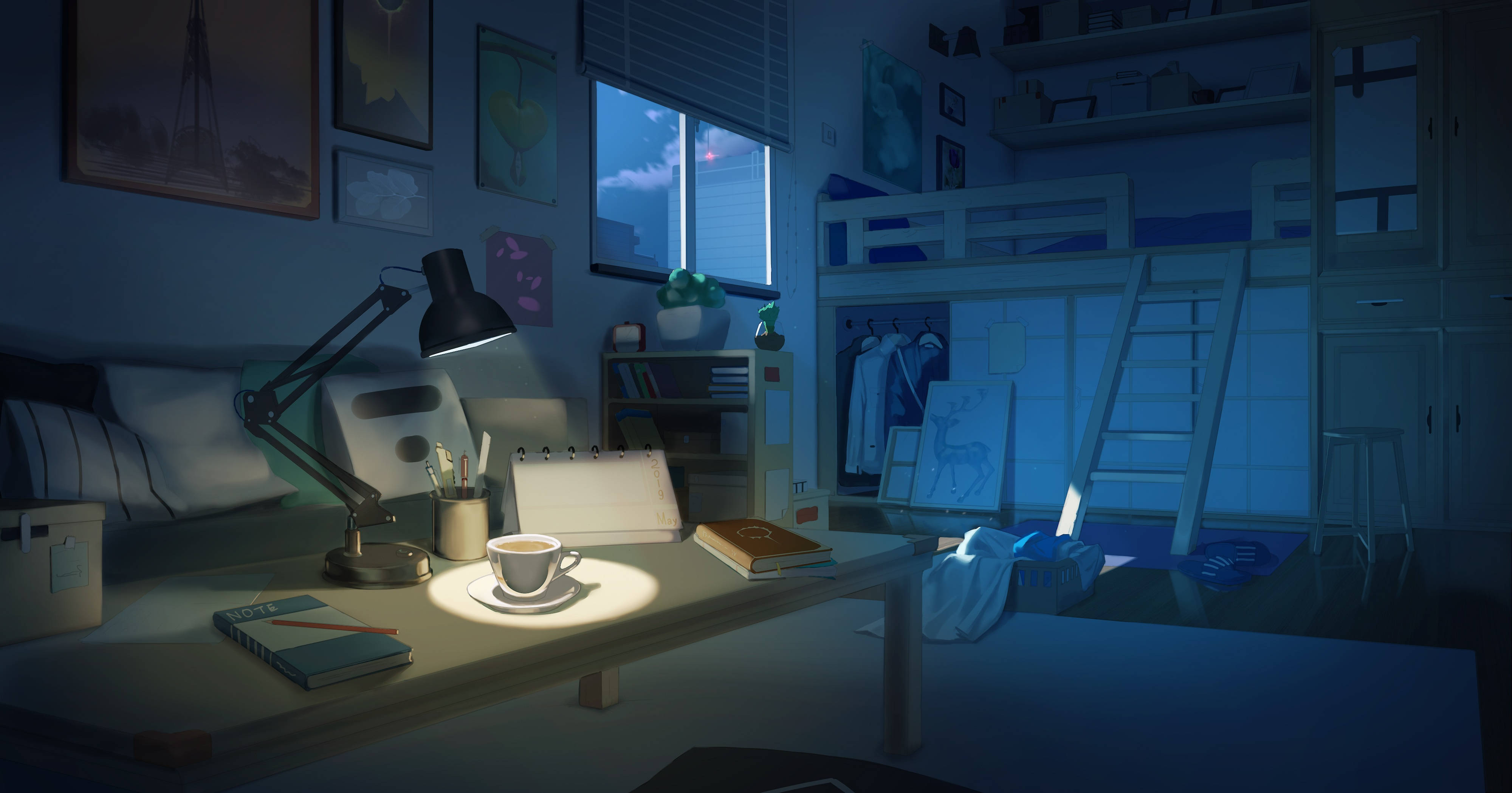 Bedroom 桌布 壁紙 — 一個舒適的數位藝術臥室在夜晚，由一盞檯燈照亮，在咖啡杯、書籍和藝術用品上投射出溫暖的光芒。