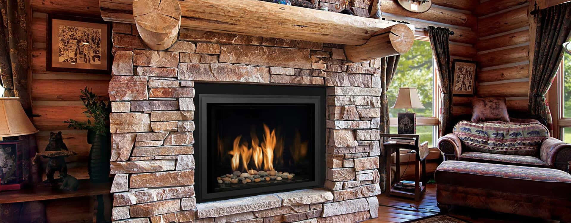 Autumn Fireplace 桌布 壁紙 — 一個舒適的石壁爐，劈啪作響的火焰溫暖了帶有木樑和圖案家具的質樸木屋客廳。