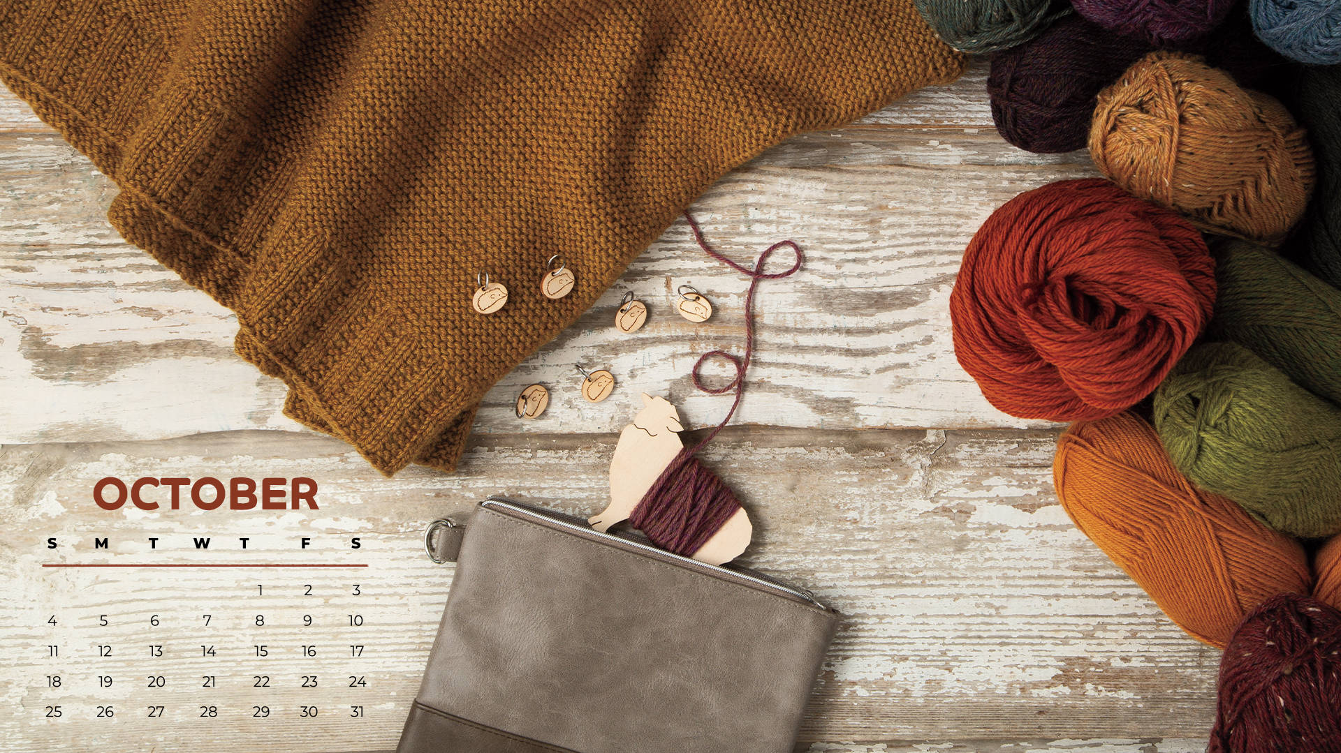 October 2020 Calendar 桌布 壁紙 — 一個舒適的秋日靜物，包括一件針織毛衣、毛線球和一個日曆，放在風化的木質表面上。