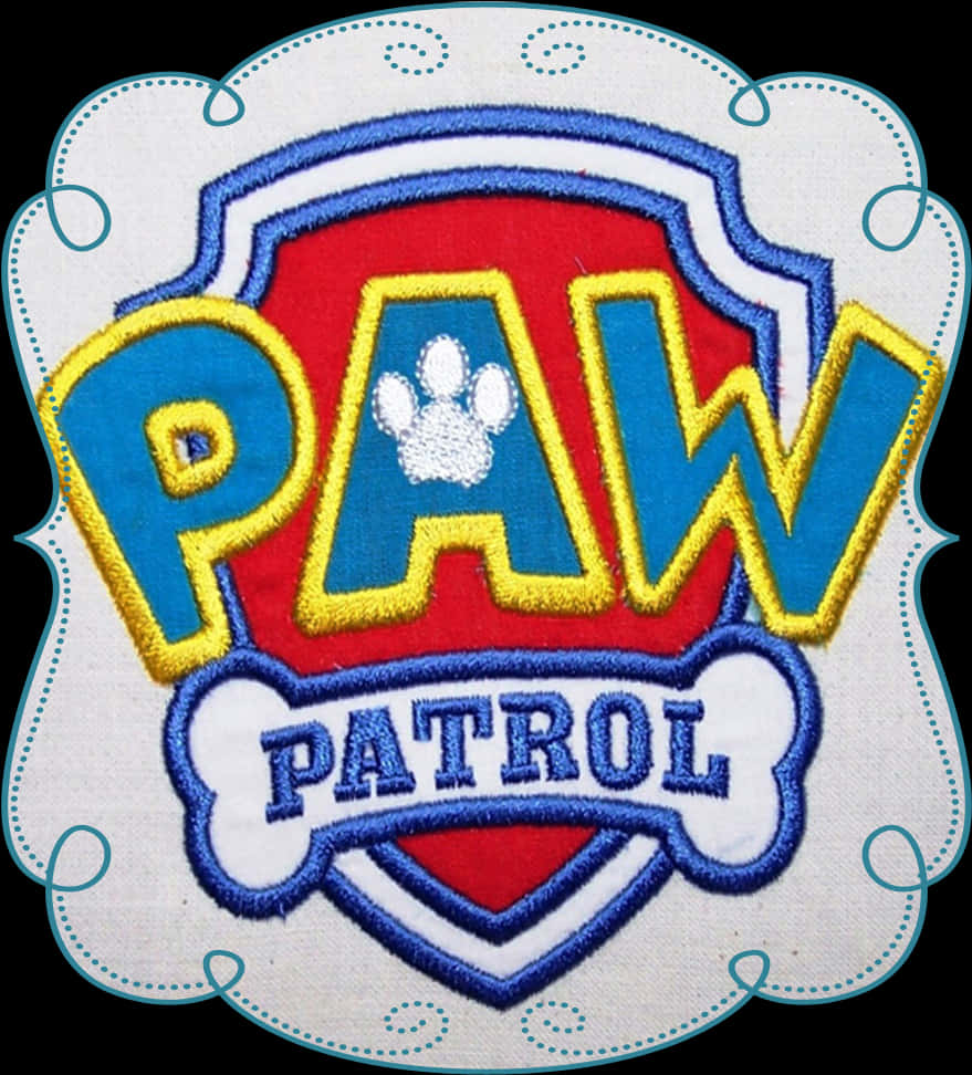 Paw Patrol Logo 桌布 壁紙 — 一個色彩繽紛的Paw Patrol刺繡徽章，藍色粗體字以黃色描邊，背景為紅色盾牌。