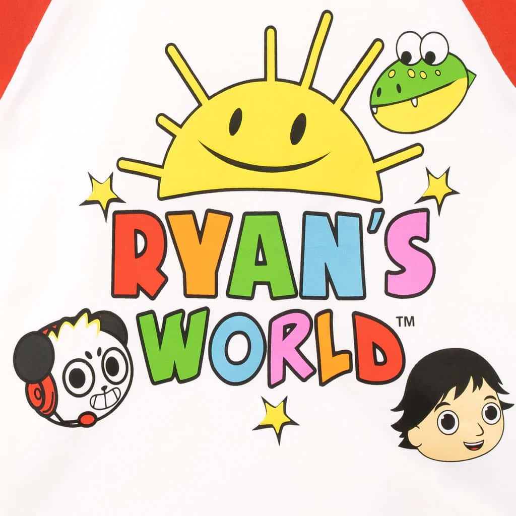 YouTube Banner 桌布 壁紙 — 一個色彩繽紛的卡通標誌，用於Ryan's World，包含微笑的太陽、青蛙、熊貓和Ryan的臉，印在白色T恤上。