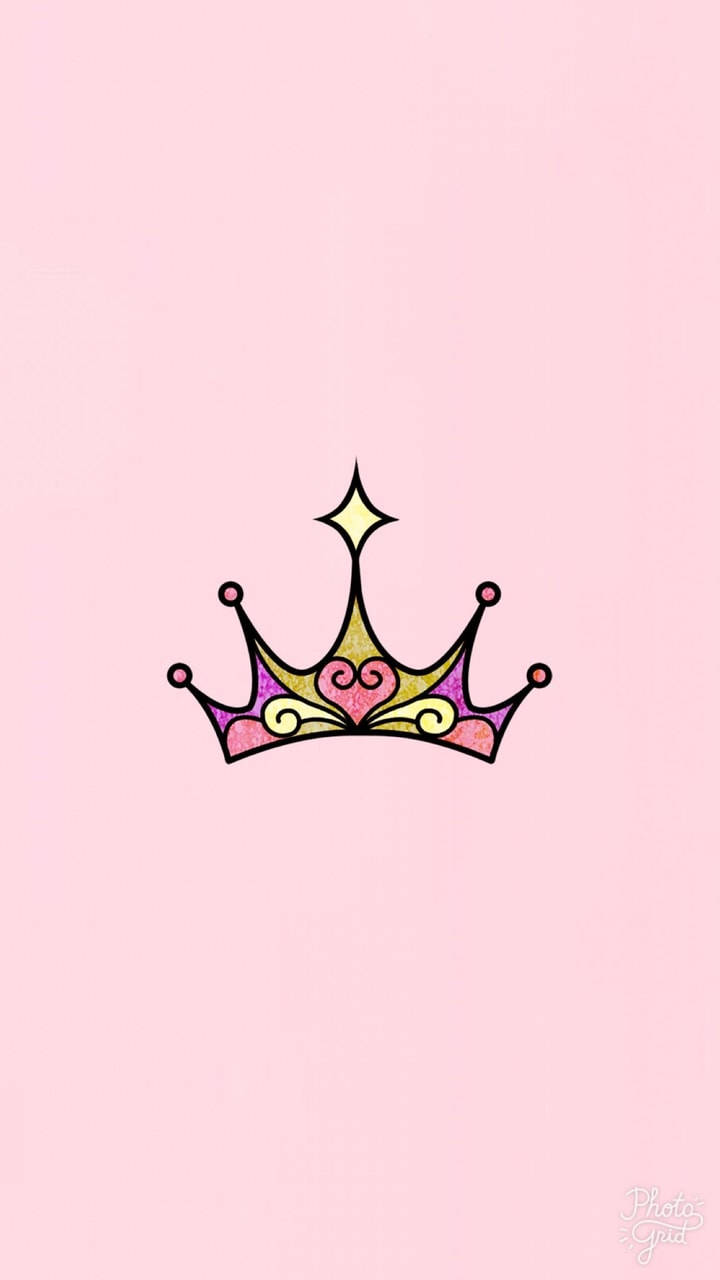 King And Queen Crown 桌布 壁紙 — 一個色彩繽紛的卡通皇冠，中心有心形，頂部有星星，漂浮在柔和的粉紅色背景上。