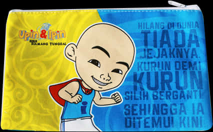 Upin Ipin 桌布 壁紙 — 一個色彩繽紛的卡通鉛筆盒，上面有微笑的光頭角色Upin，披著紅色斗篷，背景是黃色和藍色，並帶有菲律賓文字。