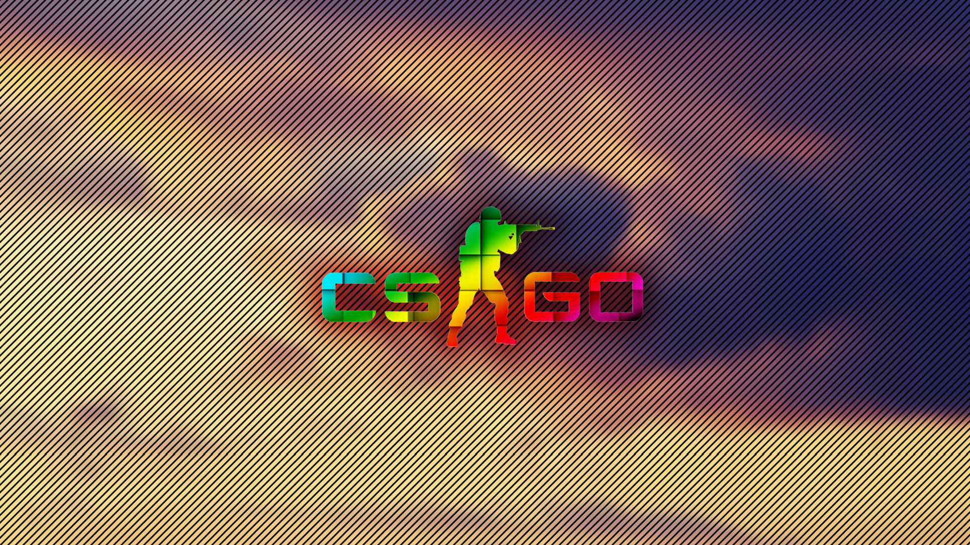 Cs Go 桌布 壁紙 — 一個色彩繽紛的彩虹色CS GO標誌，帶有風格化的玩家剪影，背景是紋理豐富的日落天空。