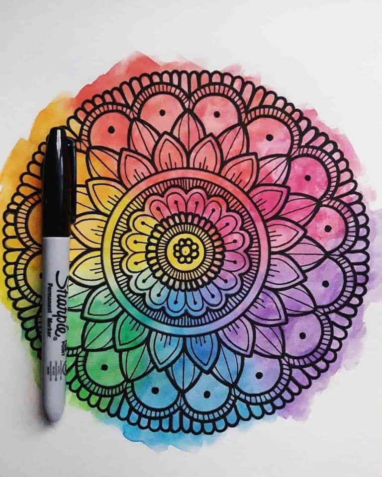 一幅彩色曼陀羅畫作，旁邊有一支Sharpie記號筆。 — 曼陀羅 GIF 壁紙