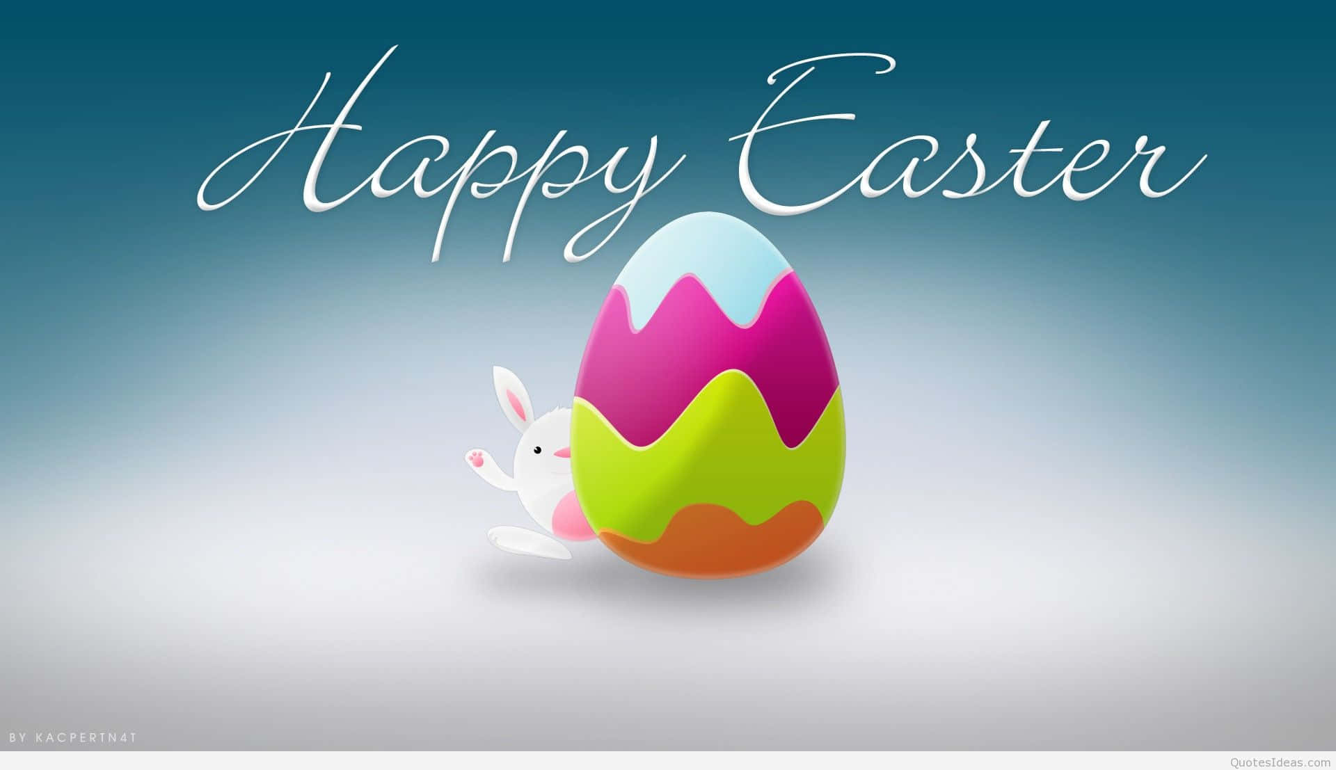 Cute Happy Easter 桌布 壁紙 — 一個色彩繽紛的復活節彩蛋，帶有粉紅、綠色和橙色波浪紋，旁邊有一隻白色兔子，背景是藍色漸層，並有「Happy Easter」字樣。