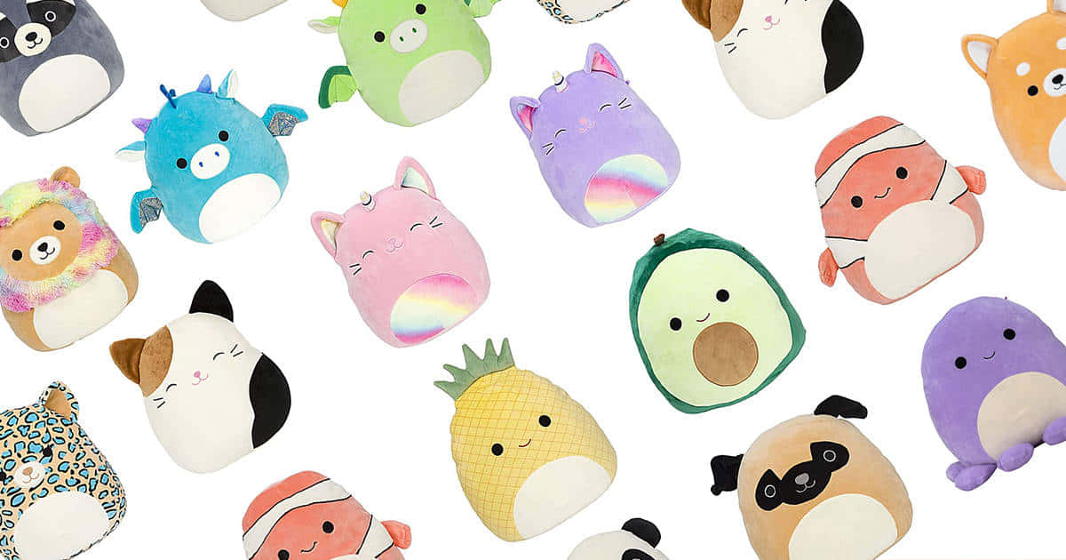 各種柔軟的毛絨玩具，形狀像動物和水果，帶有微笑的臉。 — Squishmallows 壁紙