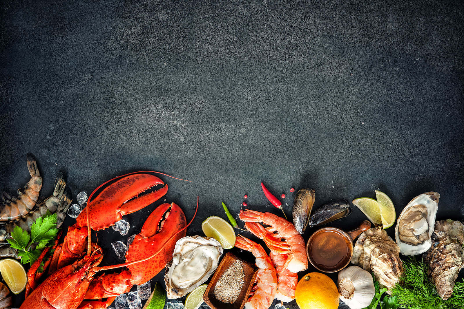 Seafood 桌布 壁紙 — 一個色彩繽紛的海鮮拼盤，包括龍蝦、蝦、生蠔和淡菜，放在冰上，襯以深色紋理背景。