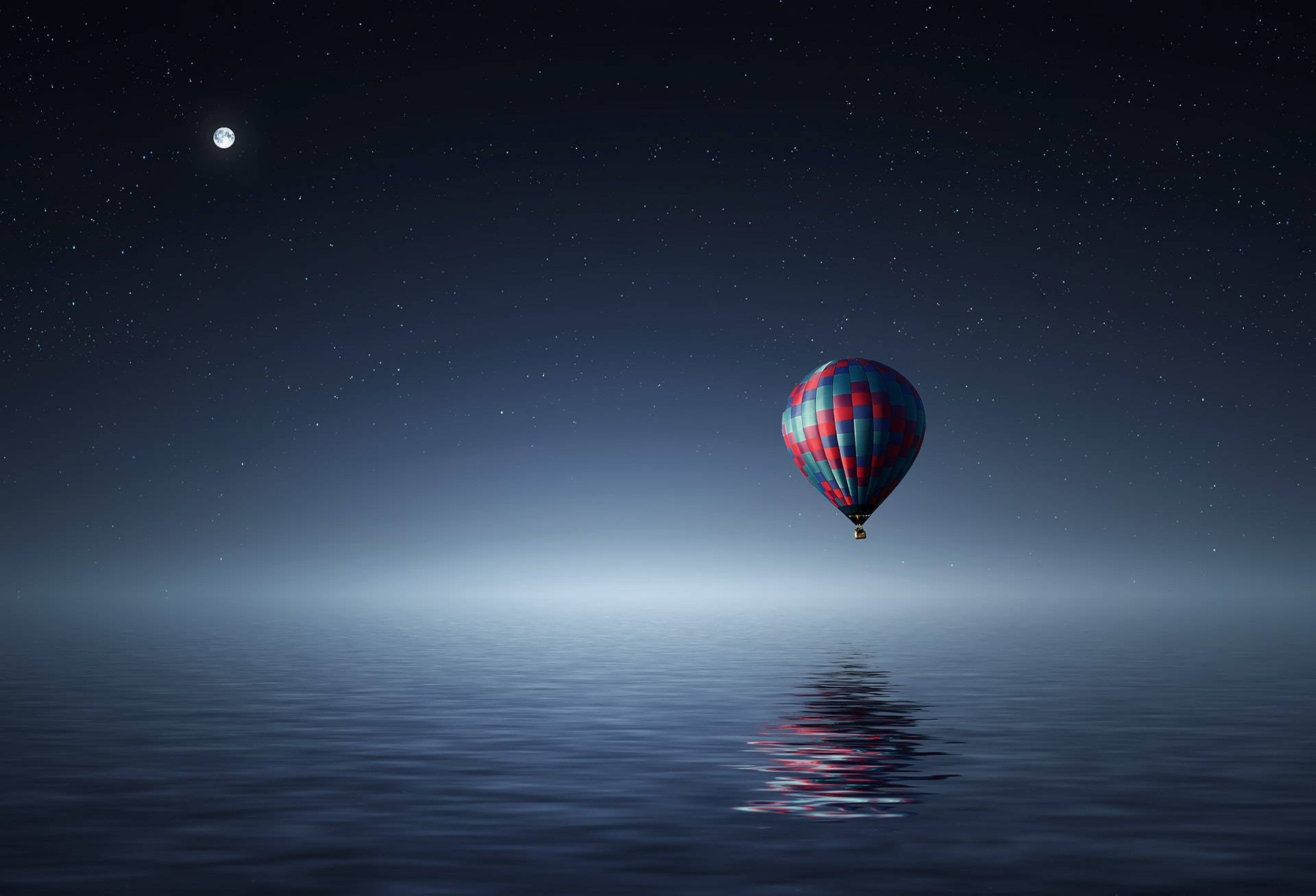 Balloon 桌布 壁紙 — 一個色彩繽紛的熱氣球在平靜的水面上方，在可見月亮的星空夜空下寧靜地漂浮。