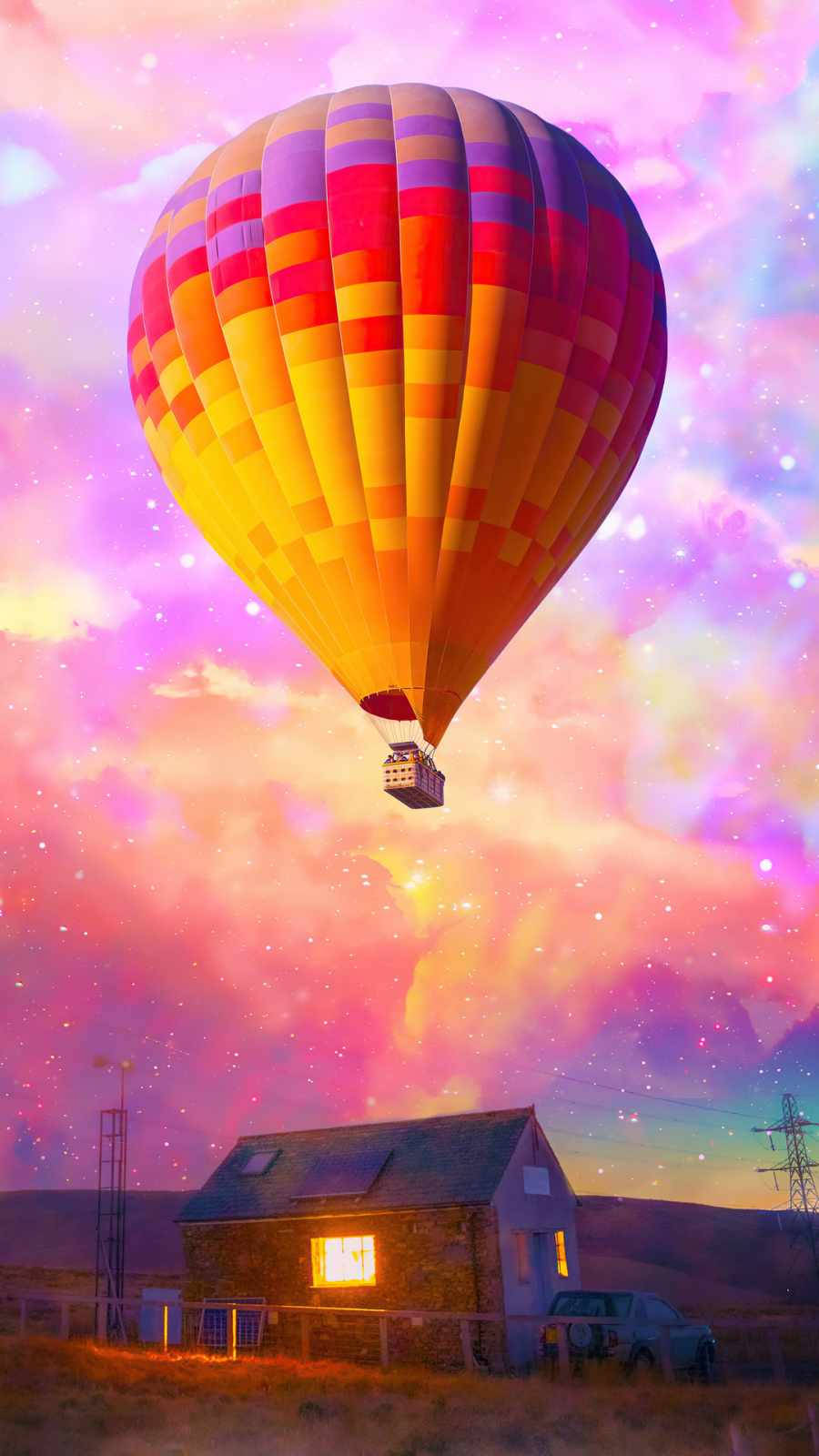Hot Air Balloon 桌布 壁紙 — 一個色彩繽紛的熱氣球漂浮在舒適的房子上方，背景是夢幻的粉紅色和紫色星空。