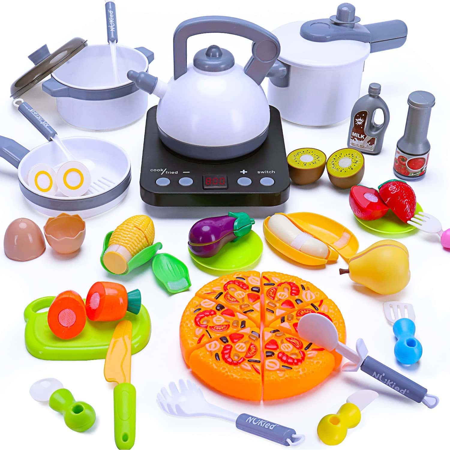 toys 桌布 壁紙 — 一個色彩繽紛的玩具廚房套裝，包含塑膠廚具、水果、餐具和一個披薩，背景為白色。