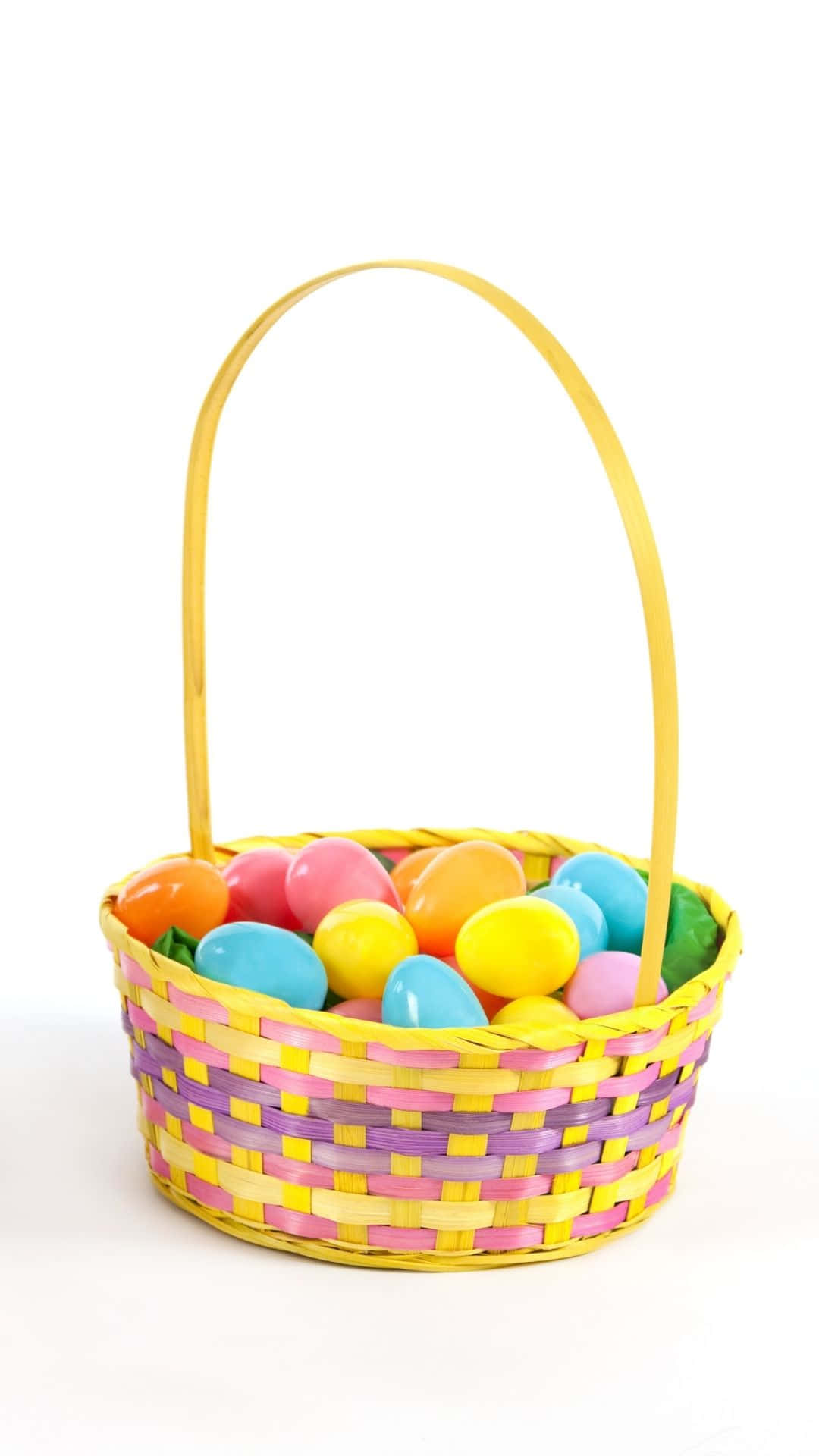 Easter Basket 桌布 壁紙 — 一個色彩繽紛的編織籃子，裝滿鮮豔的塑膠復活節彩蛋，背景是潔淨的白色。