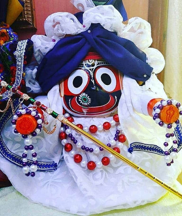 Jagannath 桌布 壁紙 — 一個色彩鮮豔的傳統印度神像，紅臉、白眼、藍色頭巾，飾有華麗珠寶。