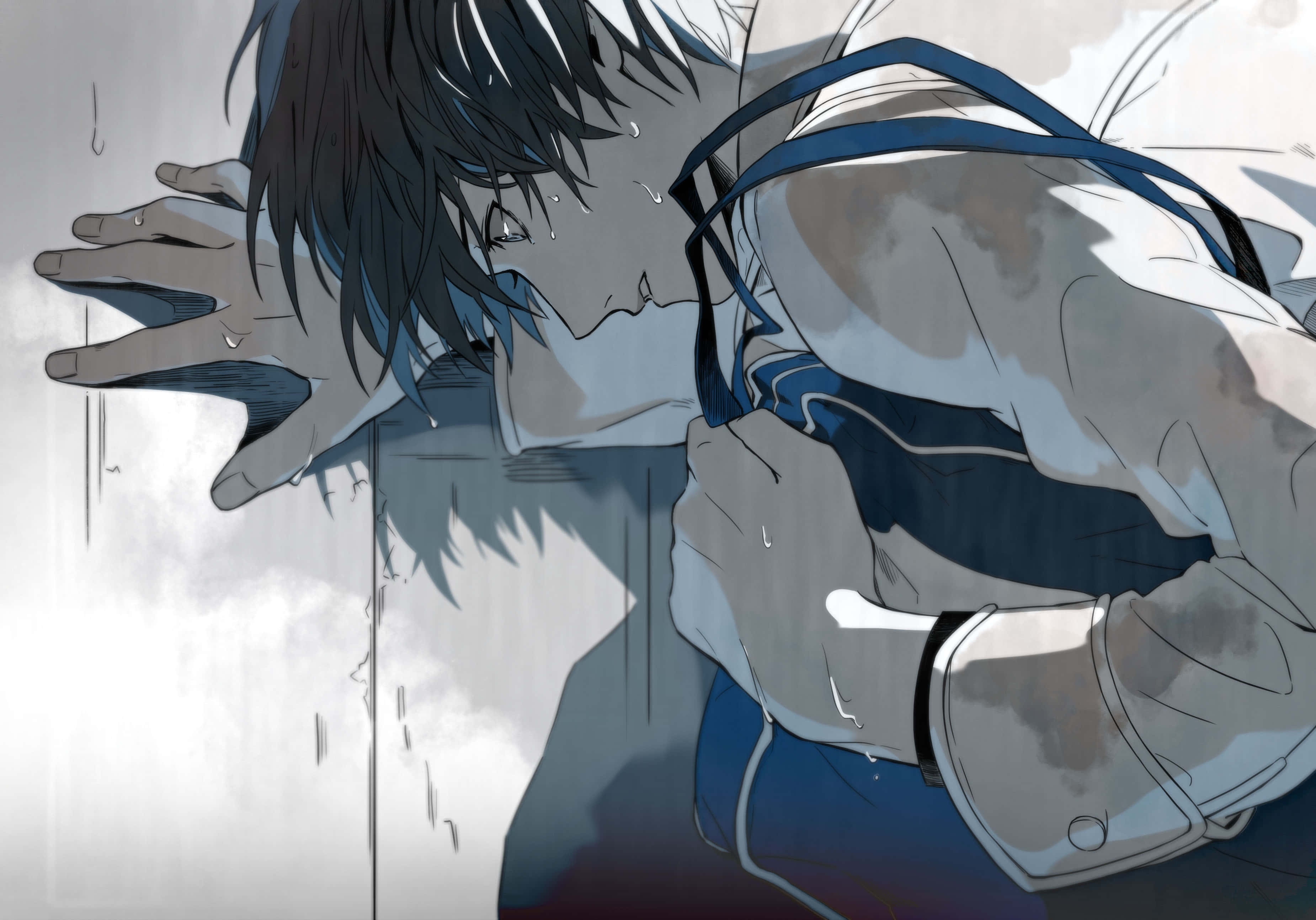 Light Yagami 桌布 壁紙 — 一個苦惱的動漫男孩，深色頭髮，緊抓胸口，身後雨水沿窗流下。