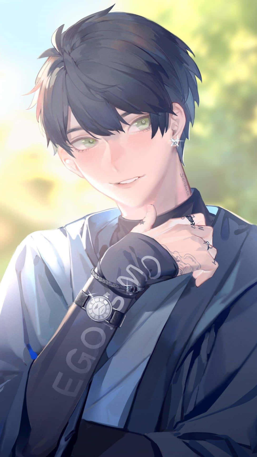 動漫男孩 桌布 壁紙 — 一個英俊的動漫男孩，黑髮綠眼，在明亮模糊的背景前微笑著調整他的夾克。