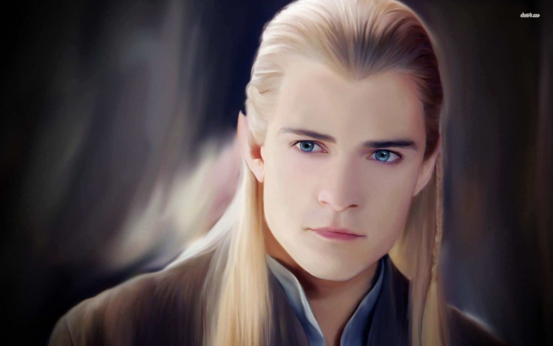 legolas 桌布 壁紙 — 一個英俊精靈的特寫肖像，擁有長長的金色頭髮和銳利的藍色眼睛，在黑暗模糊的背景前凝視著。
