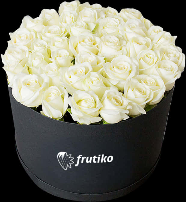 Bouquet Of Flowers 桌布 壁紙 — 一個茂密的奶油白色玫瑰穹頂，裝滿了一個帶有 'frutiko' 品牌的磨砂黑色圓柱形盒子，背景是純黑色。