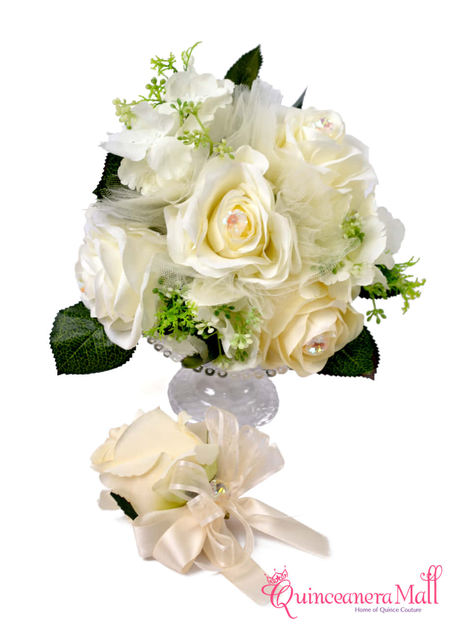 Quinceanera 桌布 壁紙 — 一個茂盛的白玫瑰花束，搭配綠色植物和薄紗，放在水晶花瓶上，旁邊有一個相配的腕花，用緞帶繫著。