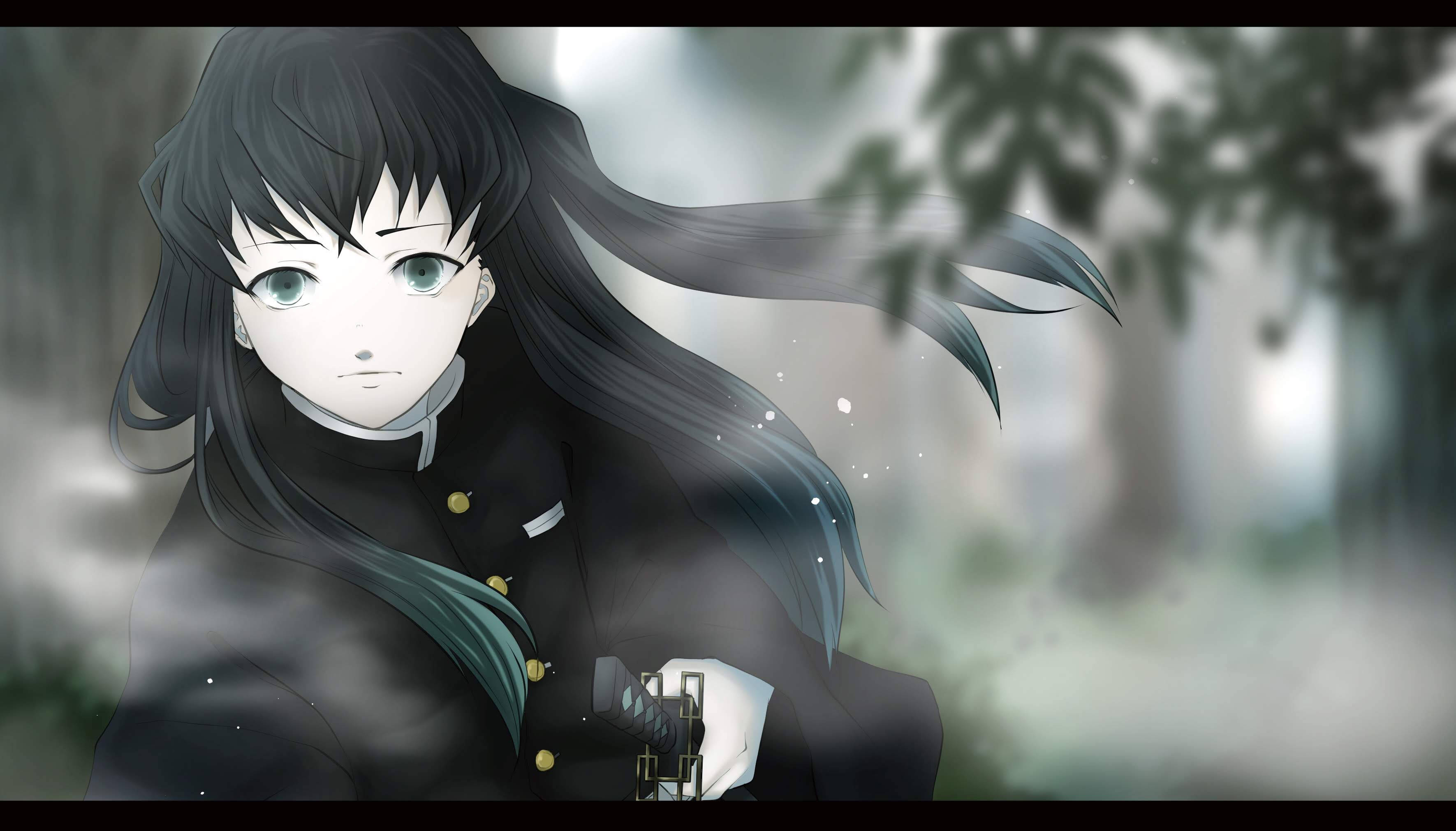 Muichiro 桌布 壁紙 — 一個莊嚴的動漫女孩，長長的黑髮和綠色的眼睛，在霧氣瀰漫的森林中手持一把劍。