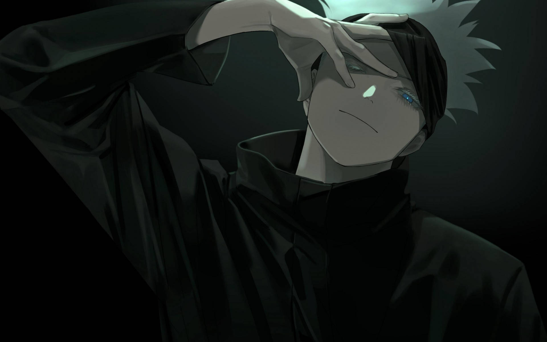 Jujutsu Kaisen Desktop 桌布 壁紙 — 一個莊嚴的動漫角色穿著黑色斗篷，在黑暗背景中用手遮住臉。