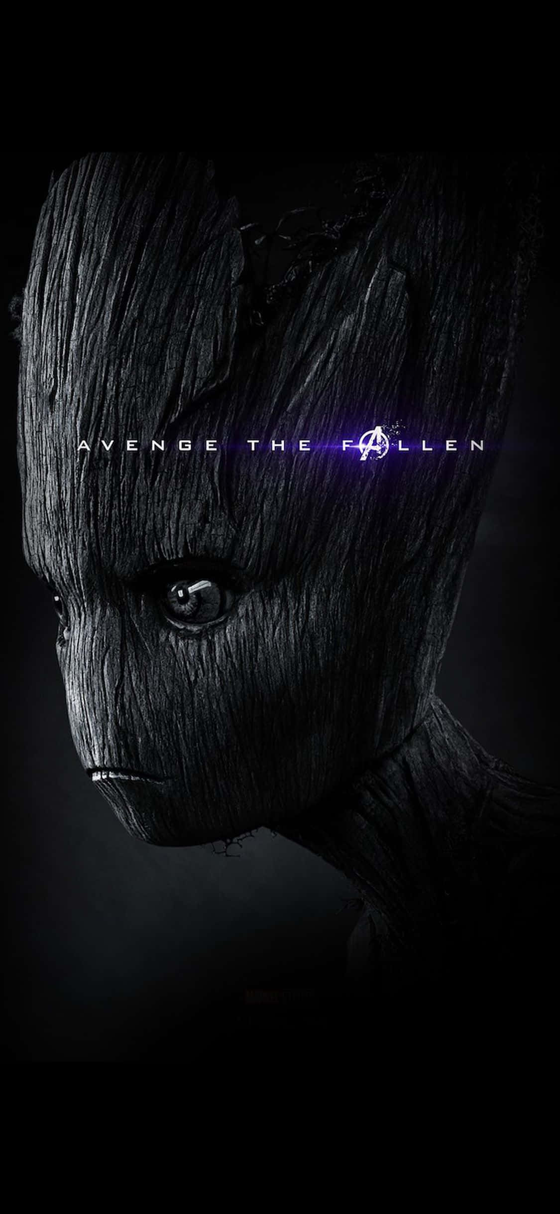 iPhone Xs Marvel's Avengers 桌布 壁紙 — 一個莊嚴的格魯特在黑暗背景中，眼睛發光，直視前方，帶有紫色的「AVENGE THE FALLEN」文字。