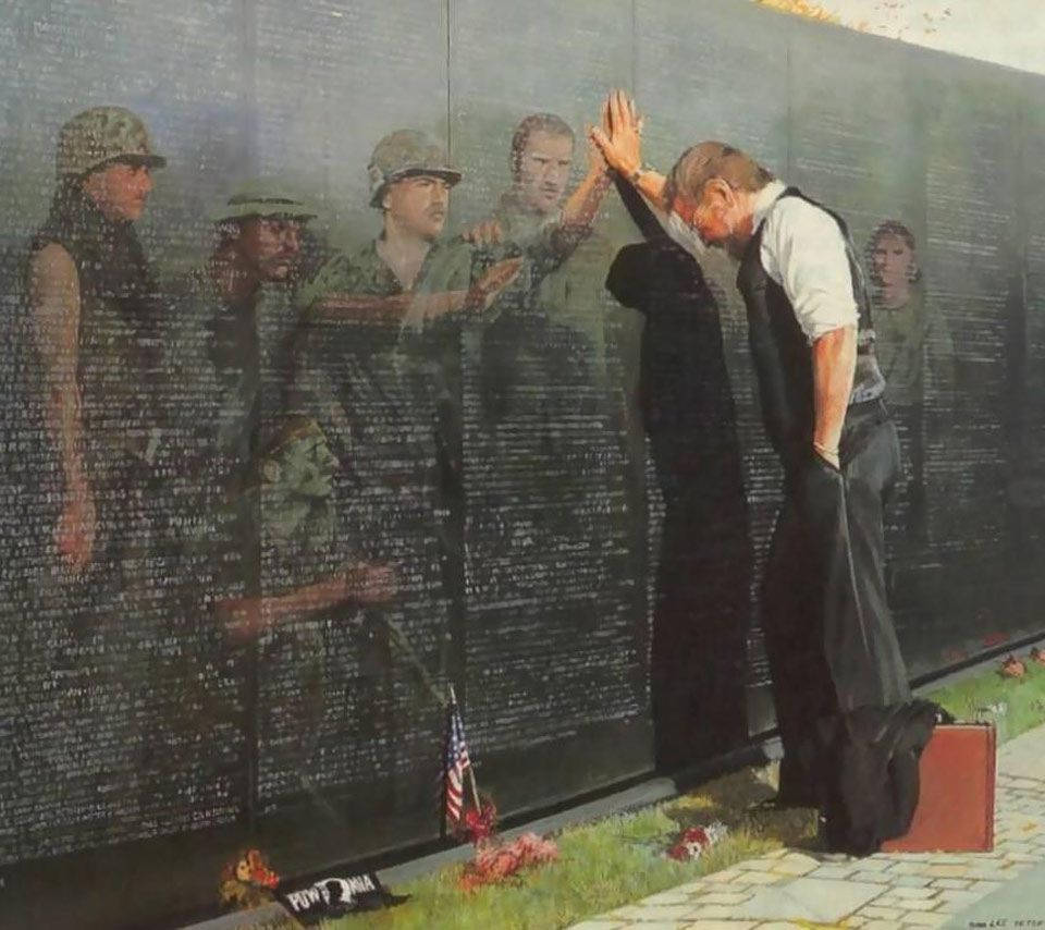 Memorial 桌布 壁紙 — 一個莊嚴的男子在刻有名字的紀念牆前鞠躬，身穿制服的士兵靜默地站在他身後致敬。