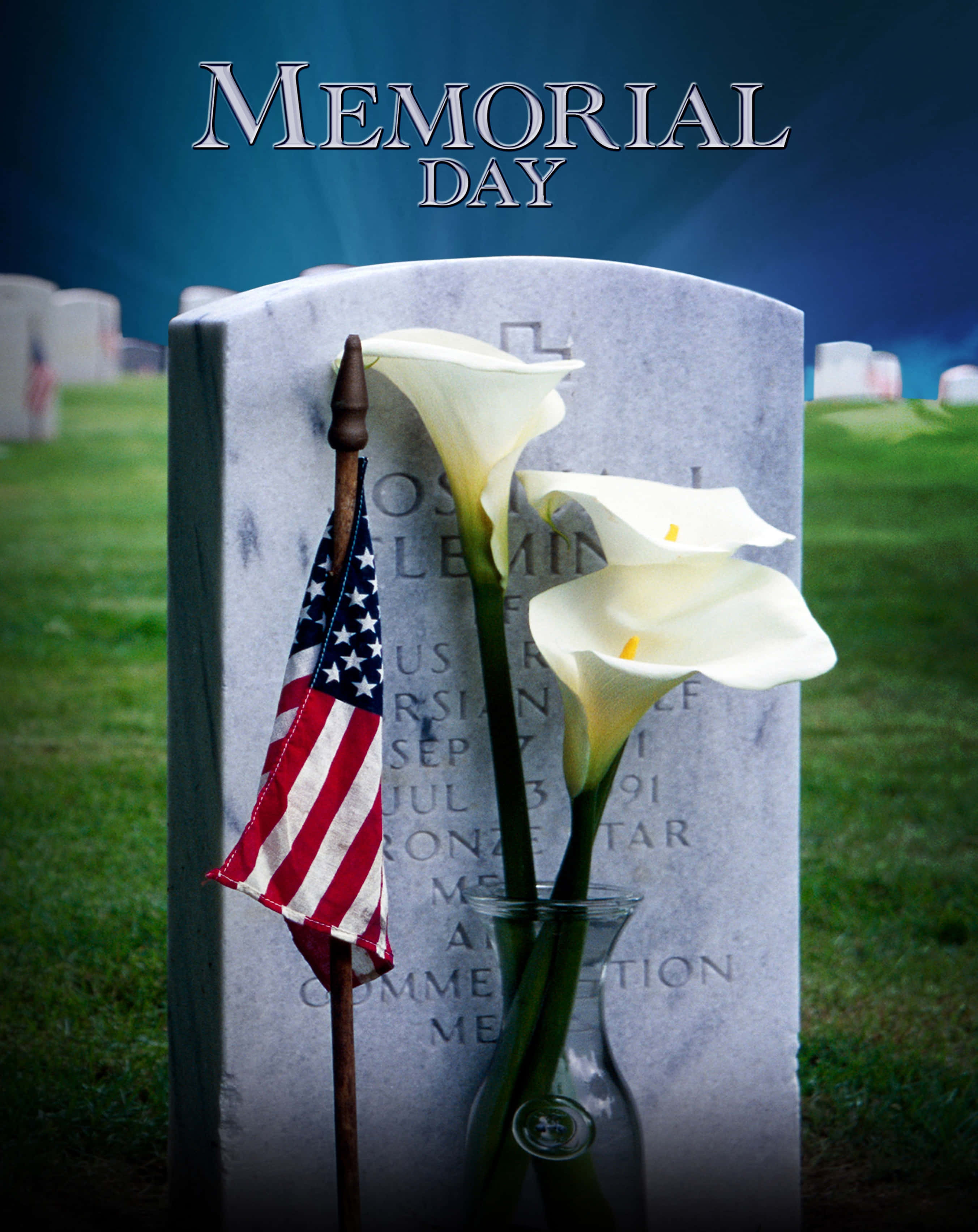 Memorial Day 桌布 壁紙 — 一個莊嚴的陣亡將士紀念日墓地，白色馬蹄蓮和小美國國旗放置在草地墓園中風化的墓碑旁。