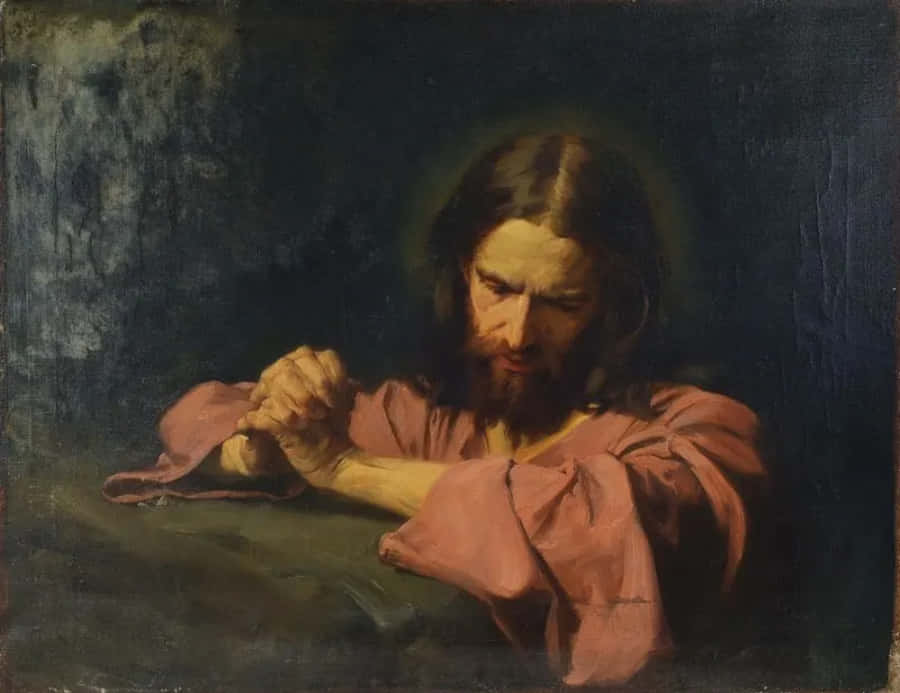 Jesus Praying 桌布 壁紙 — 一個莊嚴的鬍鬚男人穿著粉紅色長袍，雙手合十跪在黑暗紋理背景前祈禱。
