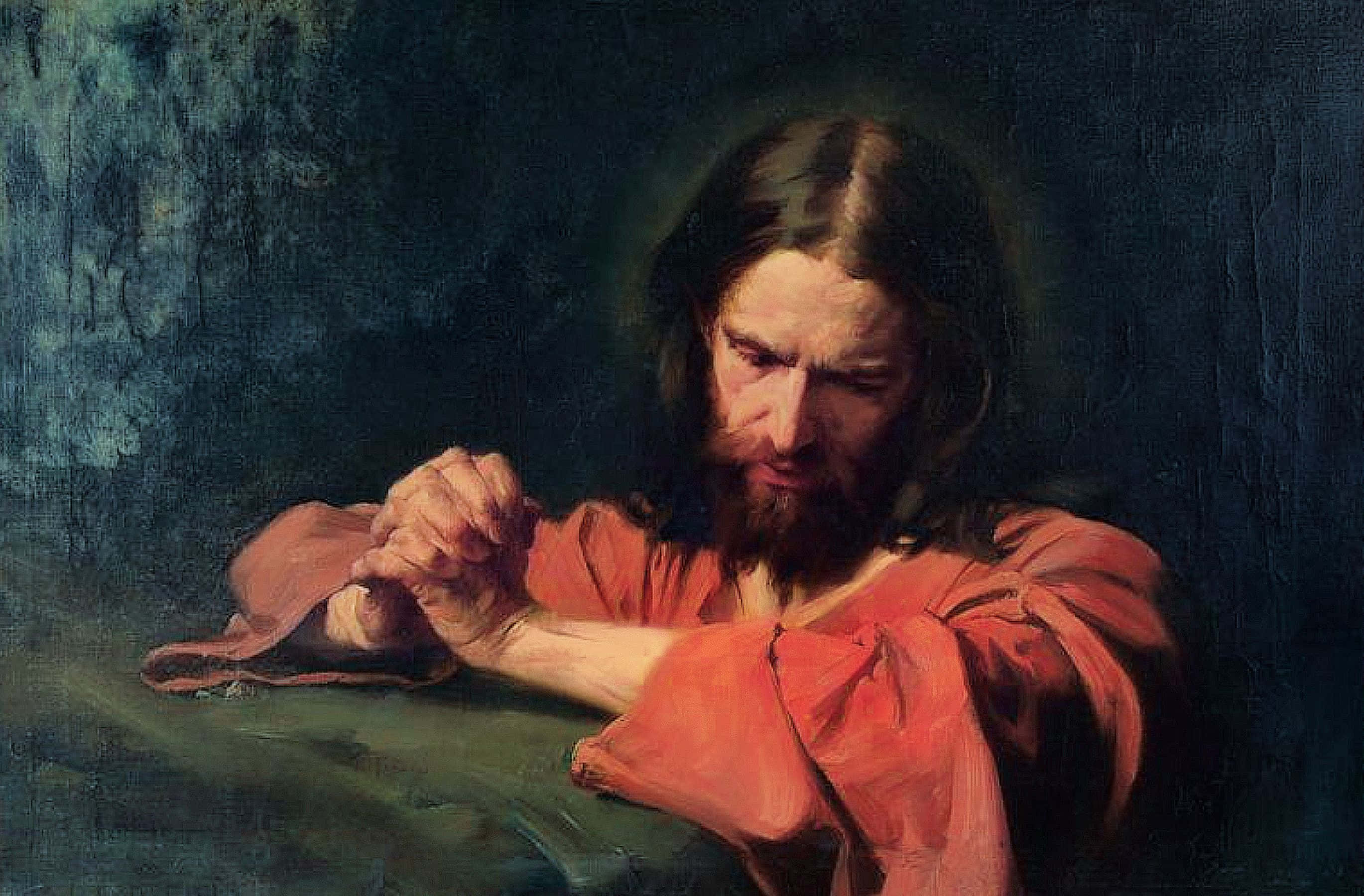 Jesus Praying 桌布 壁紙 — 一個莊嚴的鬍鬚男人穿著紅色長袍，在深色紋理背景前合十祈禱。