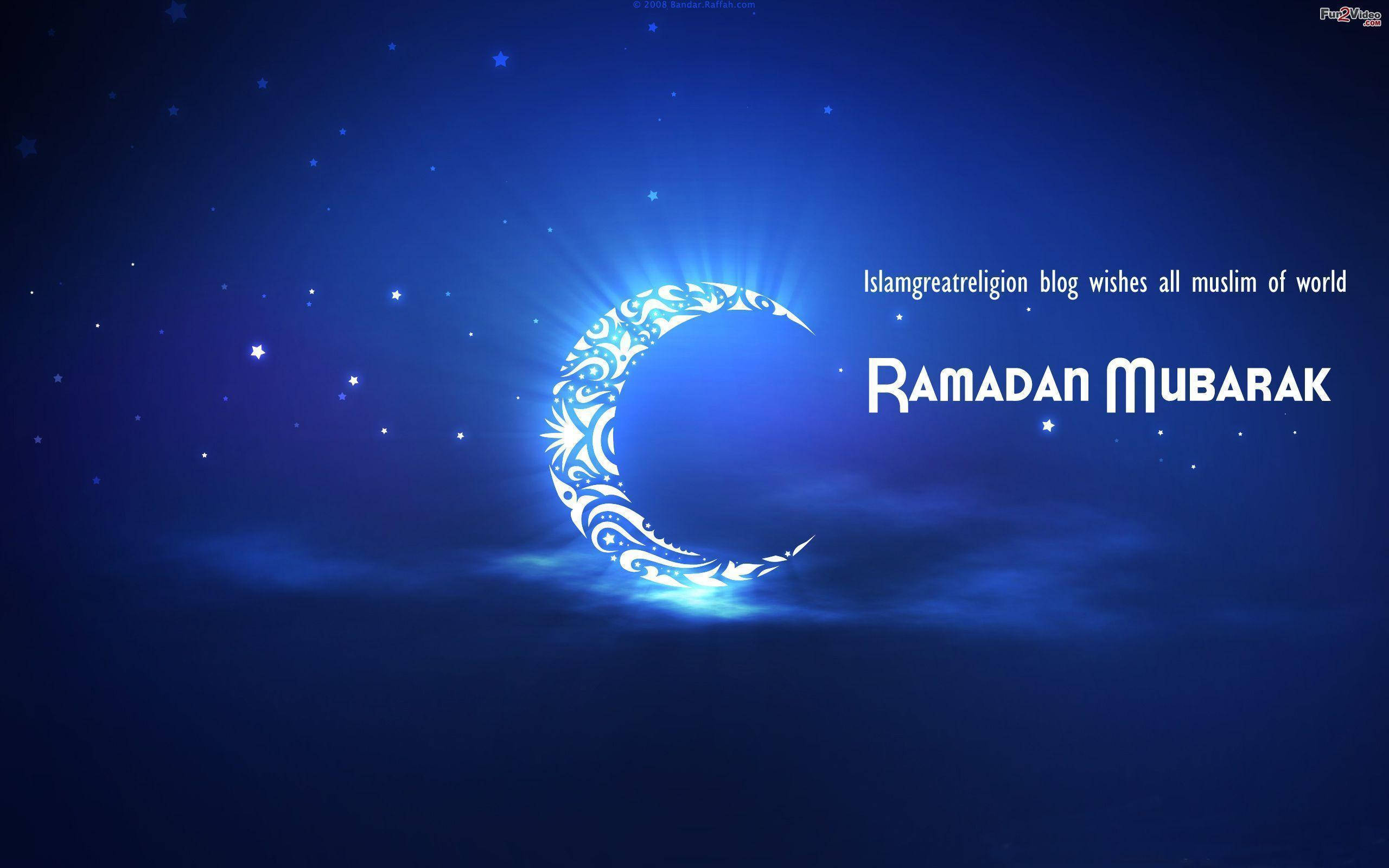 Ramadan 桌布 壁紙 — 一個華麗發光的彎月，在繁星點點的深藍色夜空中閃耀，並帶有「Ramadan Mubarak」文字。