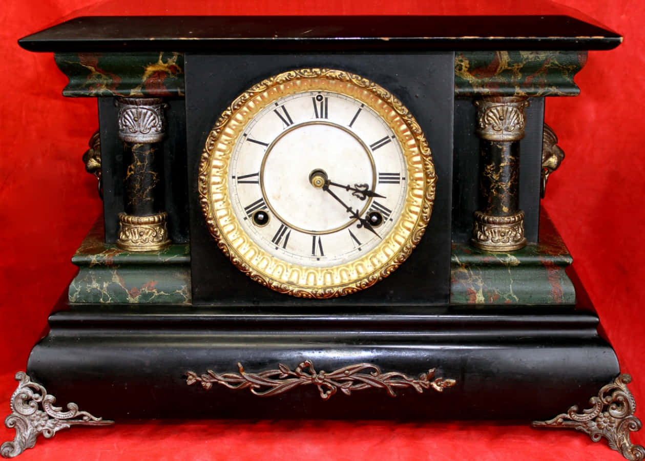 Clock 桌布 壁紙 — 一個華麗的古董壁爐鐘，帶有金邊錶盤和綠色大理石柱，放置在紅色天鵝絨背景上。