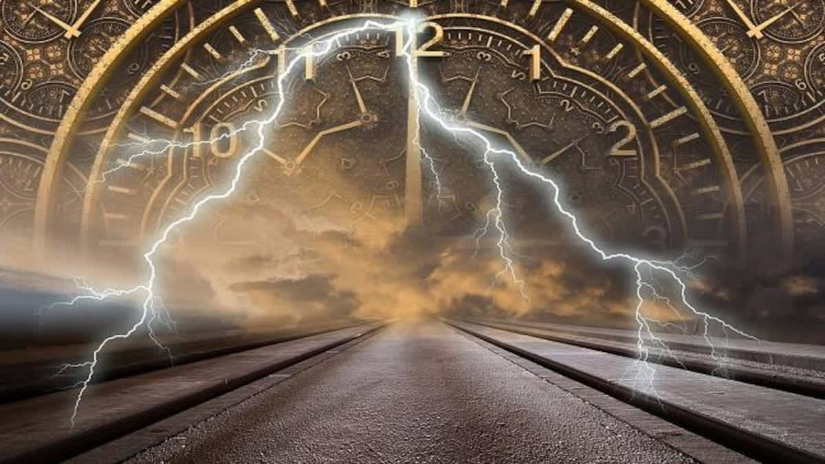 Time Travel 桌布 壁紙 — 一個華麗的大時鐘面在暴風雨的天空下被閃電劈開，沿著一條木路延伸。