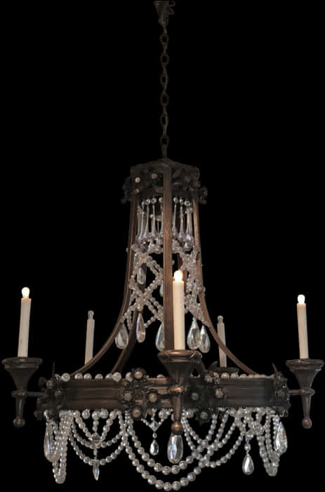 Chandelier 桌布 壁紙 — 一個華麗的復古吊燈，帶有水晶滴和點燃的蠟燭，懸掛在 stark 黑色背景上。