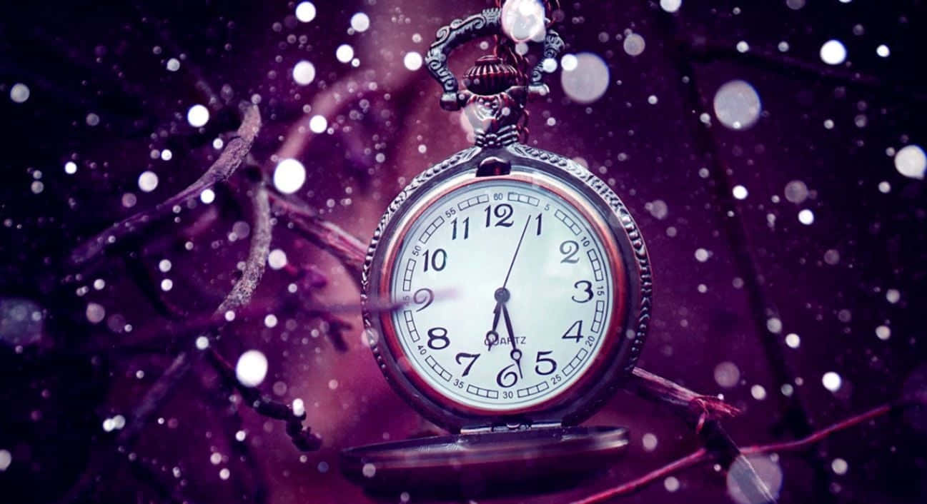 Time 桌布 壁紙 — 一個華麗的懷錶在紫色背景下閃耀，背景有飄落的雪花和纏繞的樹枝。