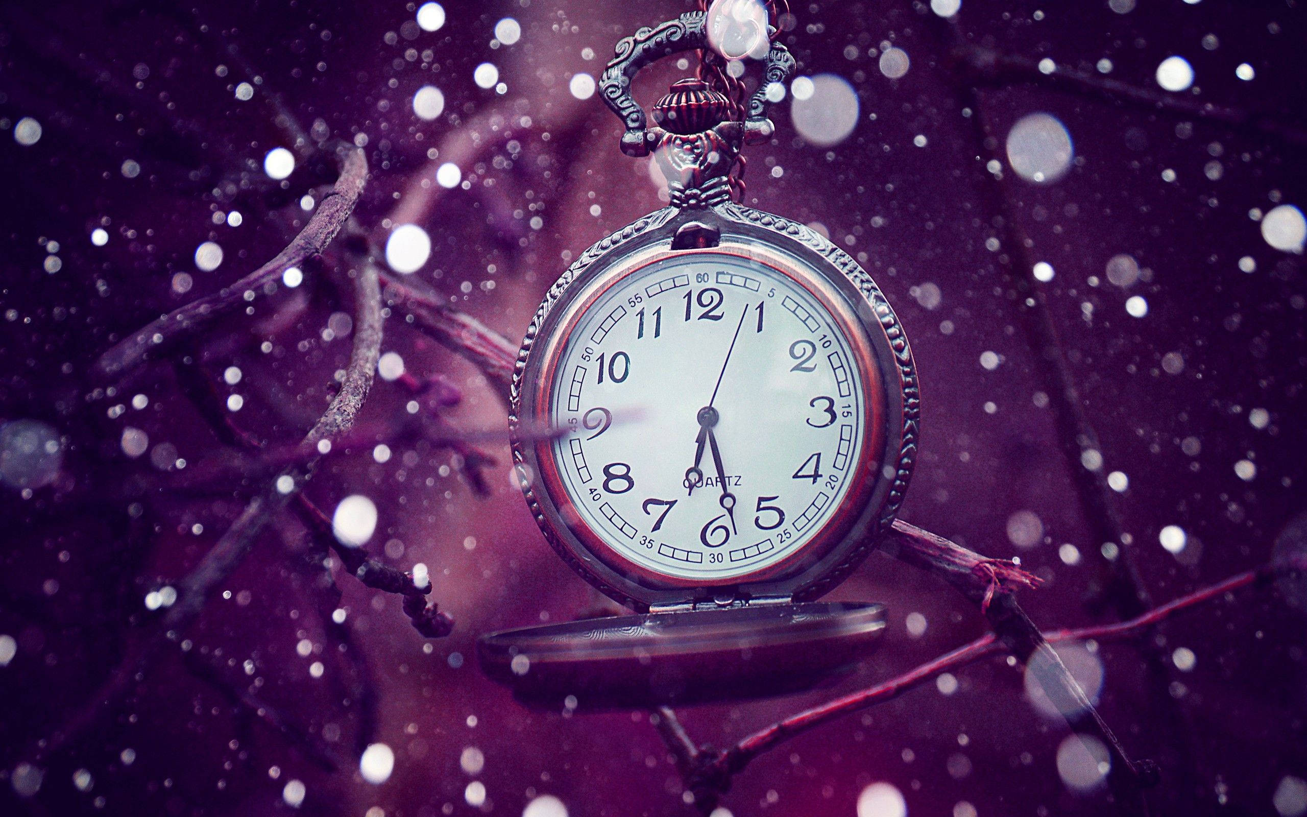 紫色 桌布 壁紙 — 一個華麗的懷錶懸掛在飄落的雪花中，背景是深紫色的冬日景色。