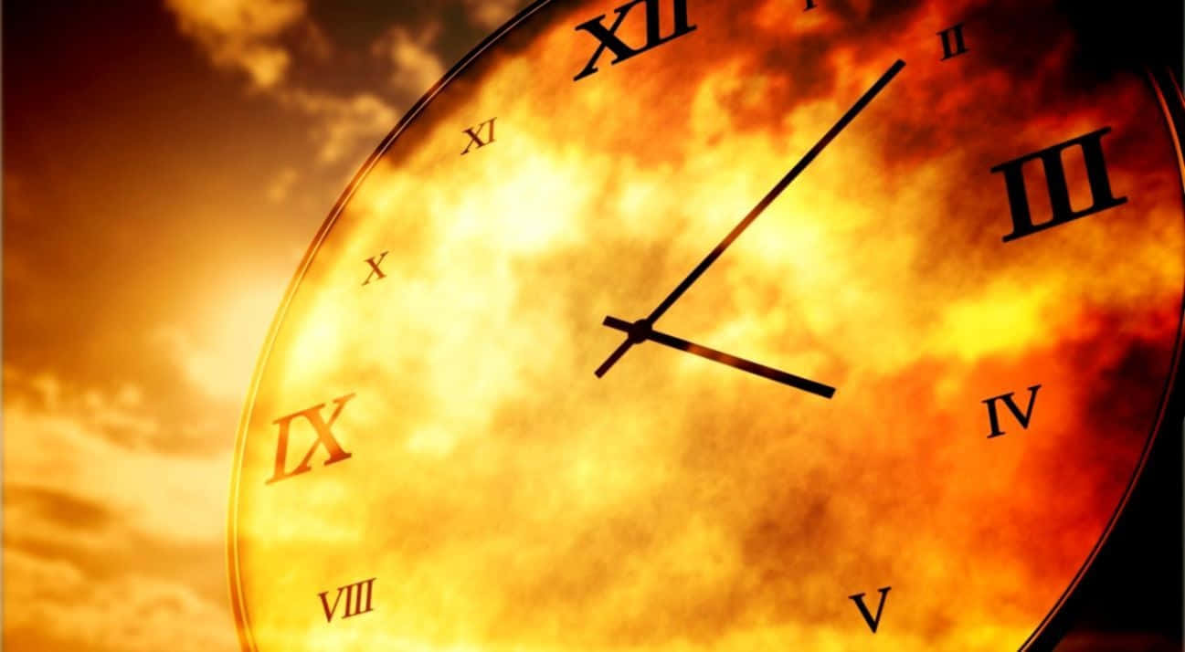 Time 桌布 壁紙 — 一個華麗的時鐘錶盤特寫，帶有羅馬數字，背景是火紅的日落天空。
