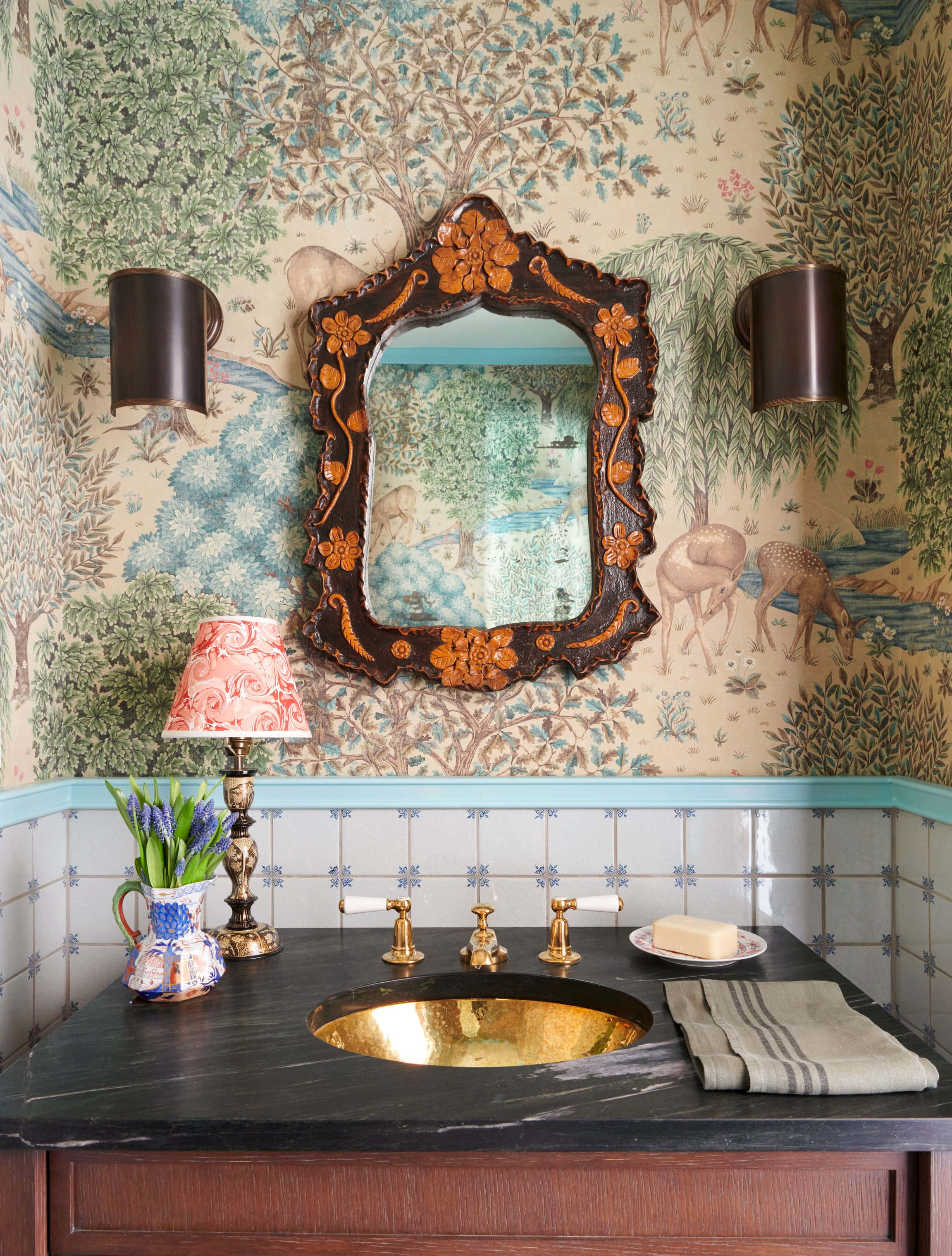 Bathroom Decor 桌布 壁紙 — 一個華麗的浴室，配有復古森林壁紙、鹿圖案、金色洗手盆和裝飾鏡。