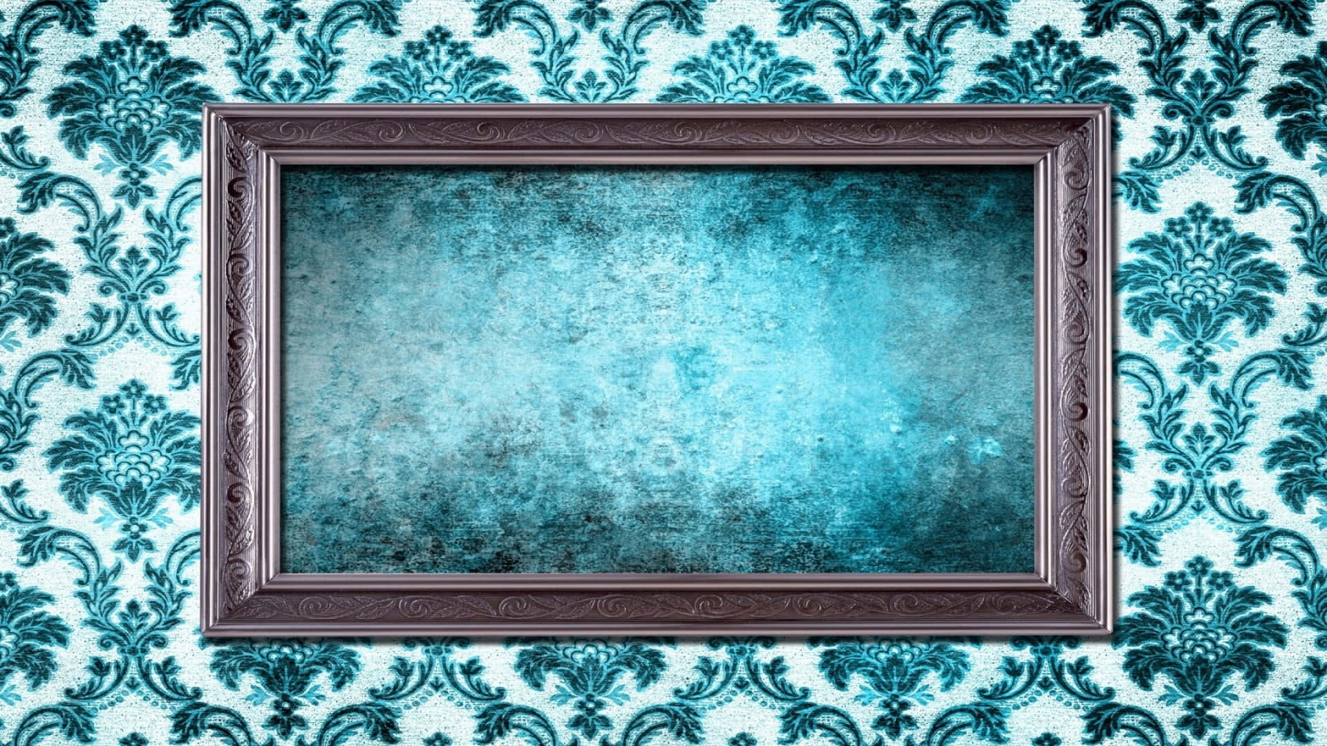 Frame 桌布 壁紙 — 一個華麗的深咖啡色畫框放在帶有復古質感的青綠色和白色大馬士革花紋壁紙上。