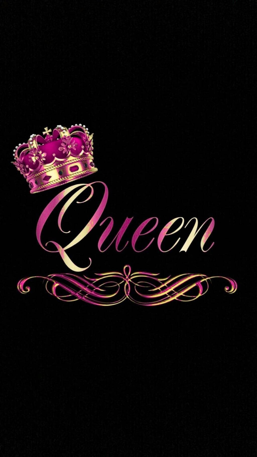 queen girly 桌布 壁紙 — 一個華麗的紫色和金色皇冠位於優雅字體的Queen一詞之上，背景為黑色。
