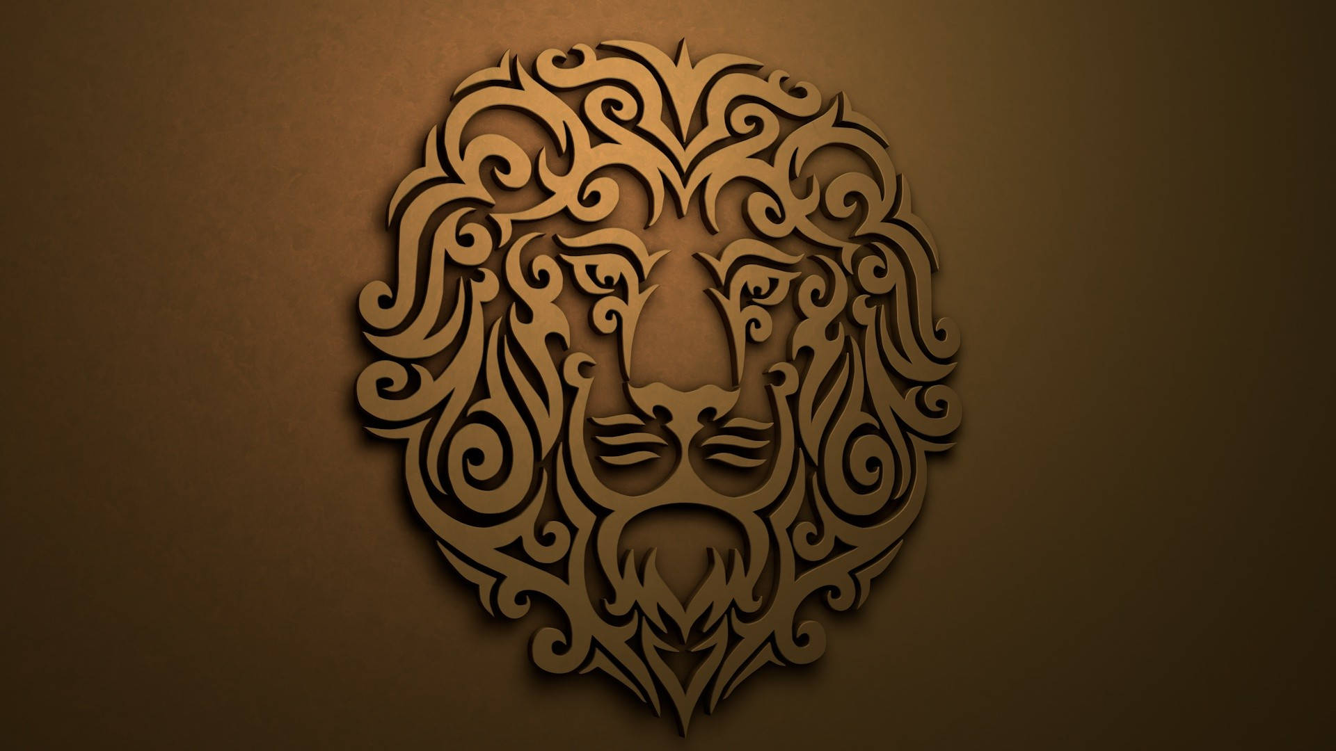 Lion Head 桌布 壁紙 — 一個華麗的金色獅子頭，帶有漩渦狀的鏤空細節，在溫暖的棕色紋理牆壁上投下柔和的陰影。