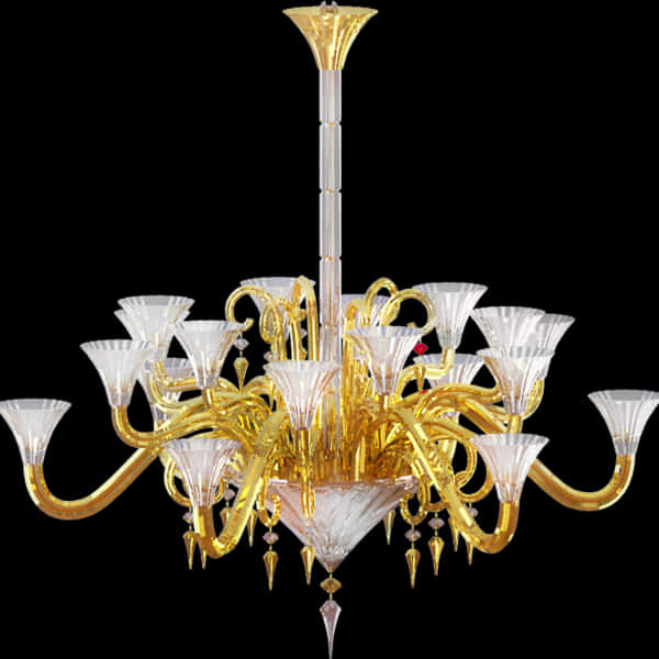 Chandelier 桌布 壁紙 — 一個華麗的金色玻璃吊燈，帶有水晶臂和凹槽燈罩，懸掛在純黑色背景上。