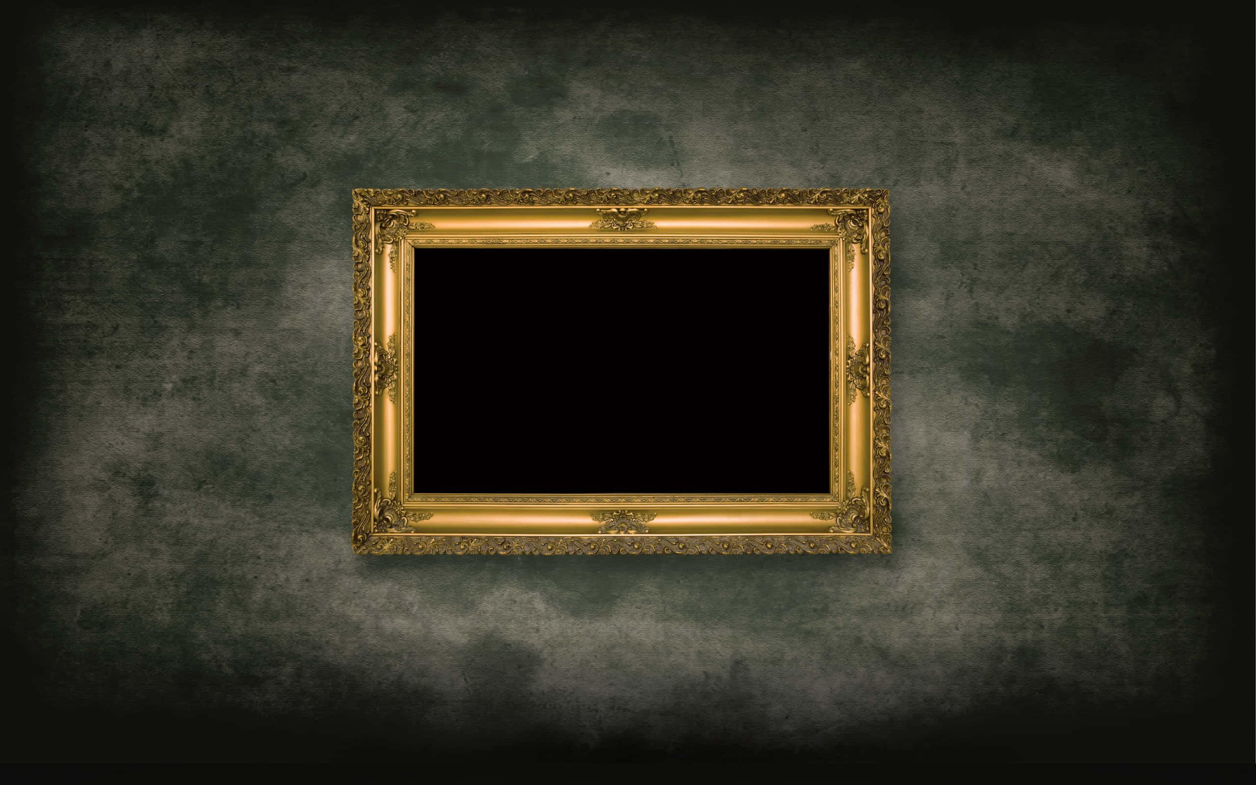 Frame 桌布 壁紙 — 一個華麗的金色畫框懸掛在帶有戲劇性照明的紋理深綠色牆壁中央。
