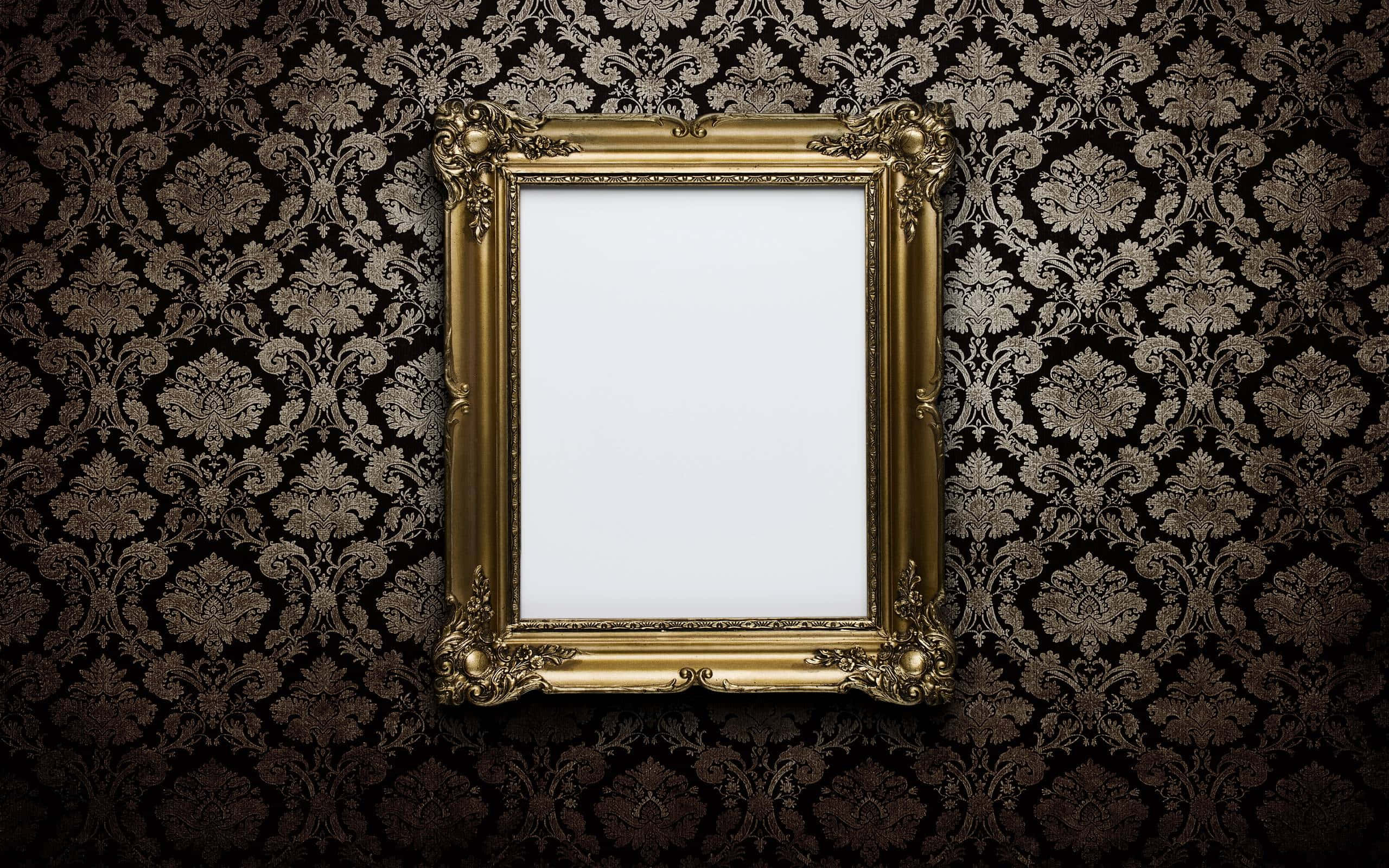 Frame 桌布 壁紙 — 一個華麗的金色畫框懸掛在帶有複雜花卉圖案的黑金織錦壁紙中央。