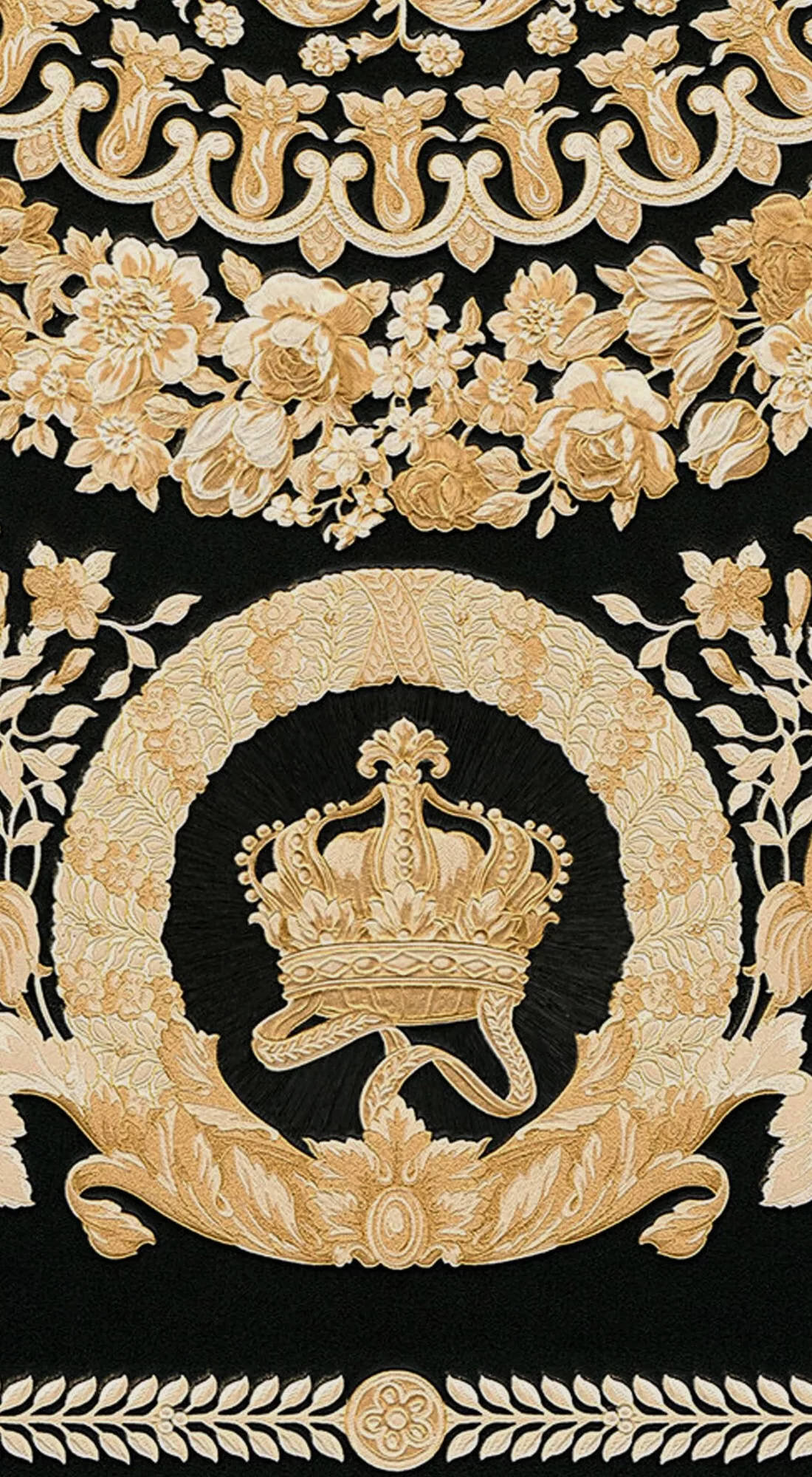 Versace Logo 桌布 壁紙 — 一個華麗的金色皇冠，被月桂花環和花卉圖案環繞，背景為黑色天鵝絨。