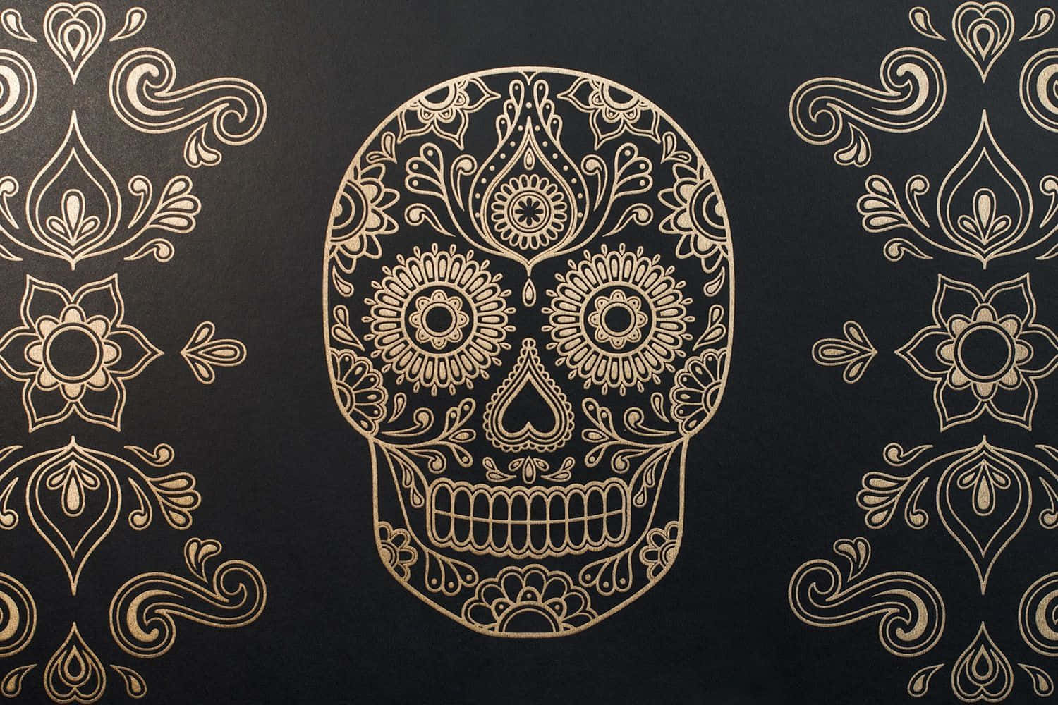 Sugar Skull Phone 桌布 壁紙 — 一個華麗的金色糖骷髏，帶有複雜的花卉圖案，居中在深色背景上，並配有相配的裝飾邊框。